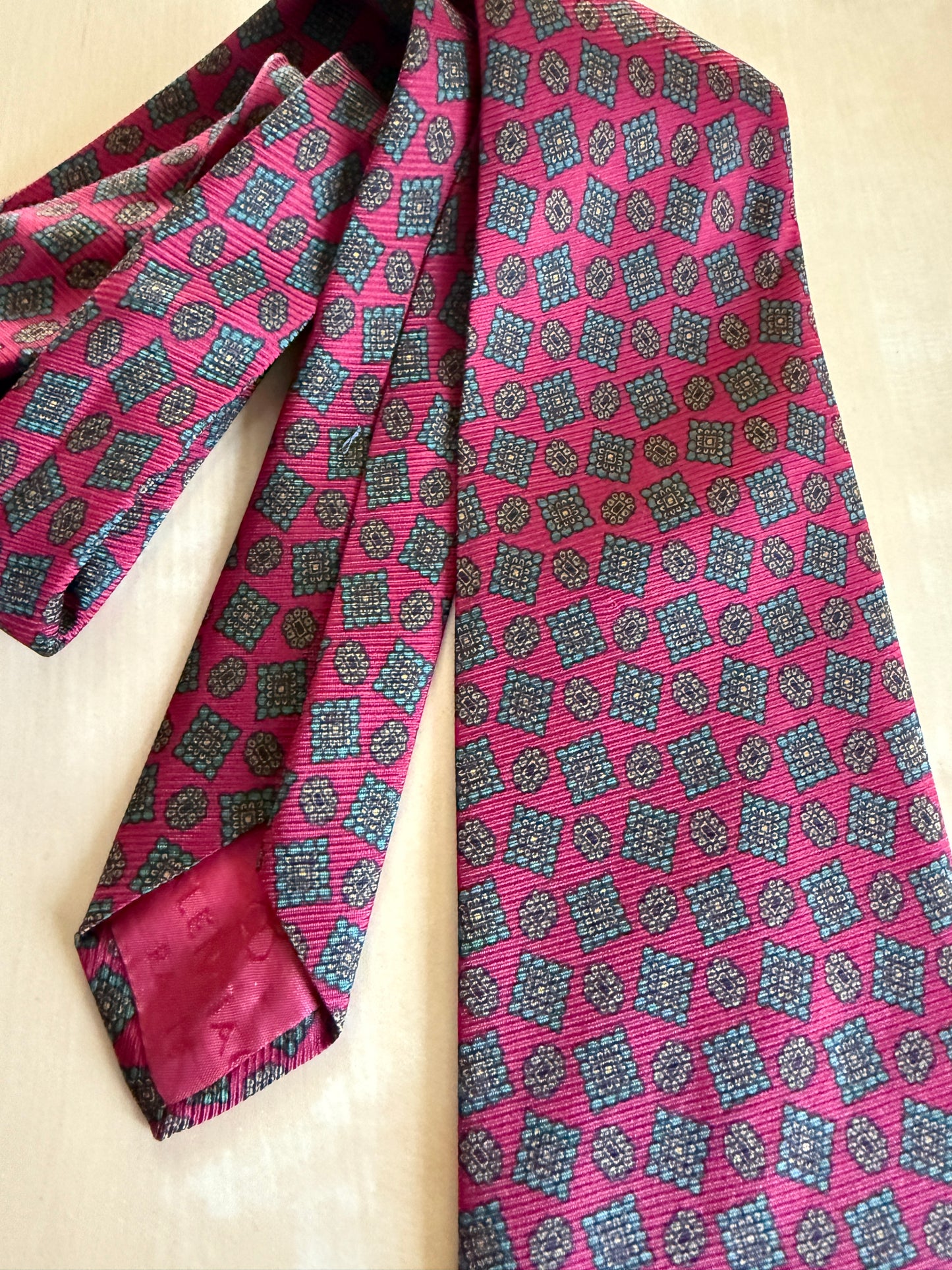 Cravatta Balenciaga in seta cannettata rosso fantasia