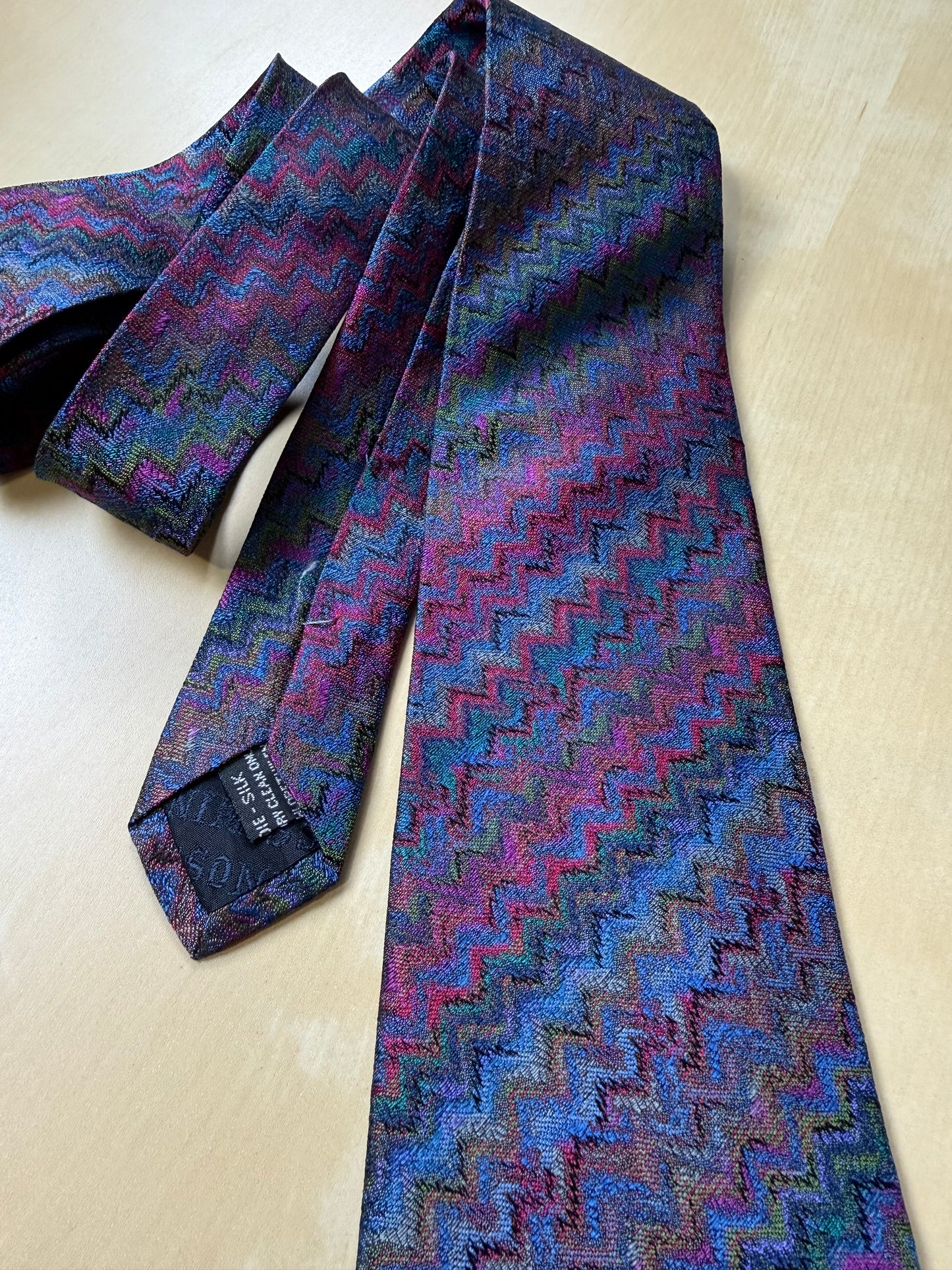 Cravatta Missoni zigzag multicolore viola e blu jacquard