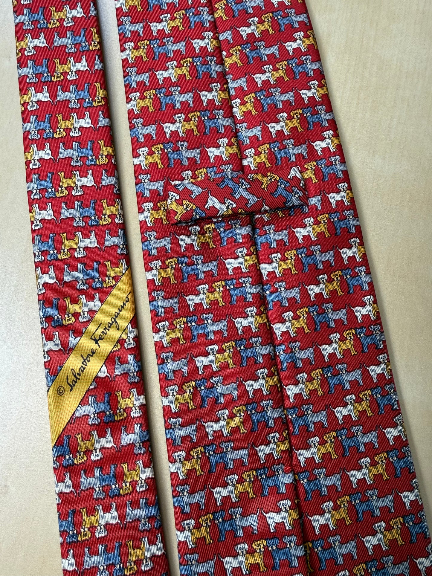 Cravatta Ferragamo rossa con cani multicolore
