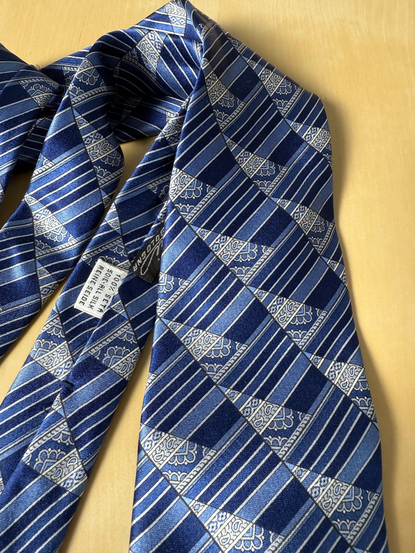 Cravatta Yves Saint Laurent fantasia geometrica blu