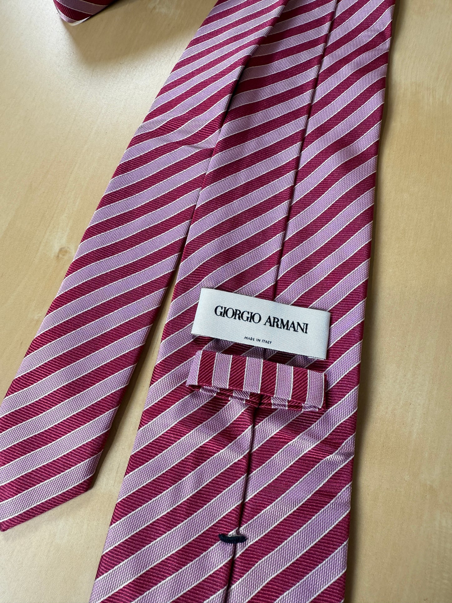 Cravatta Armani in raso a righe rosa