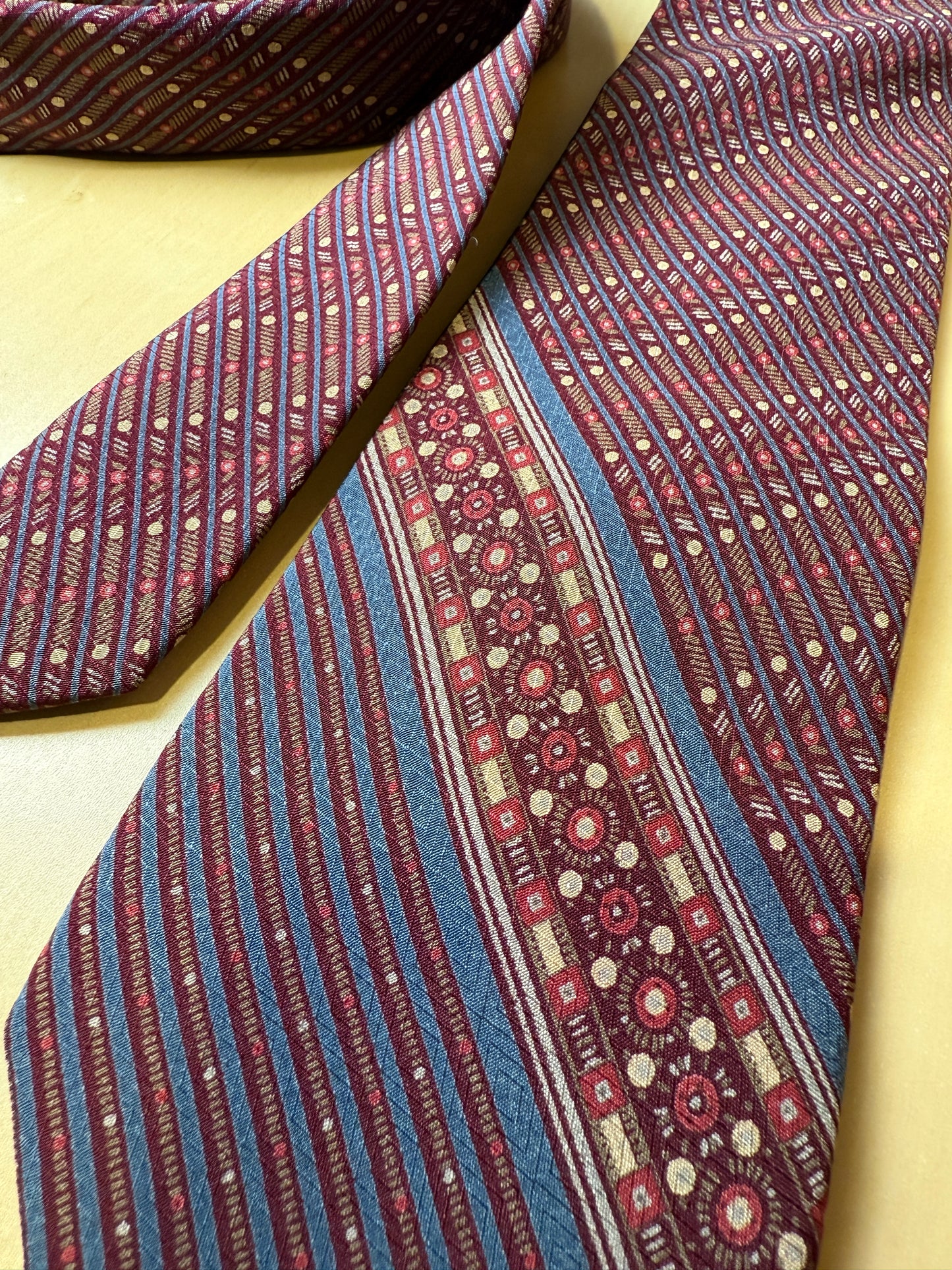 Cravatta Yves Saint Laurent fantasia geometrica vinaccia