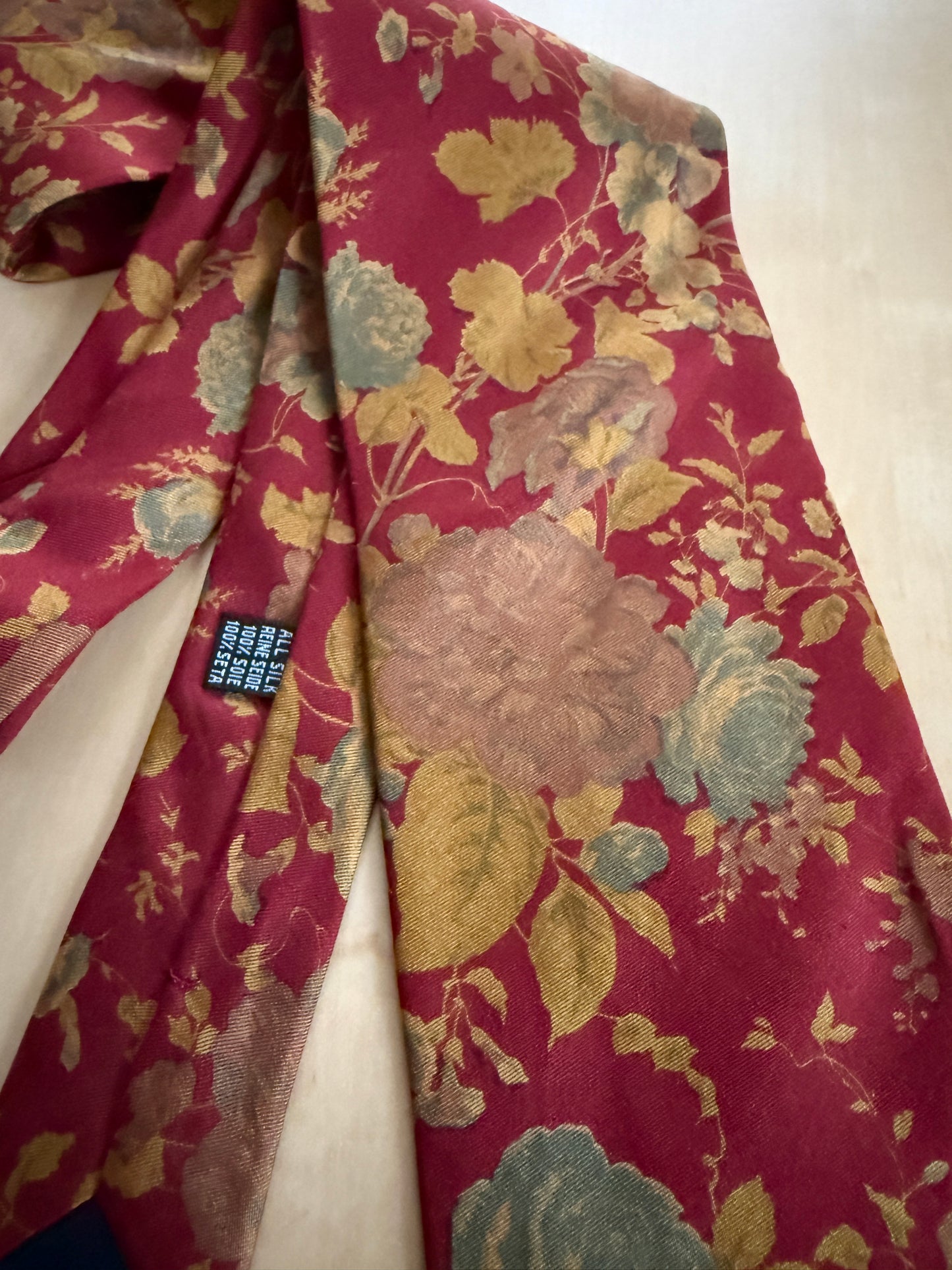 Cravatta floreale toni autunnali