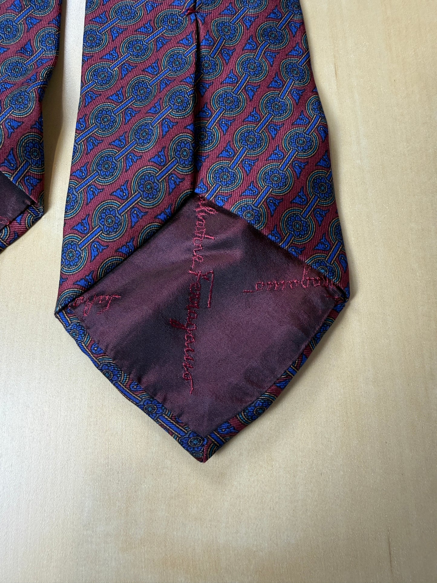 Cravatta Ferragamo micro fantasia blu e bordeaux