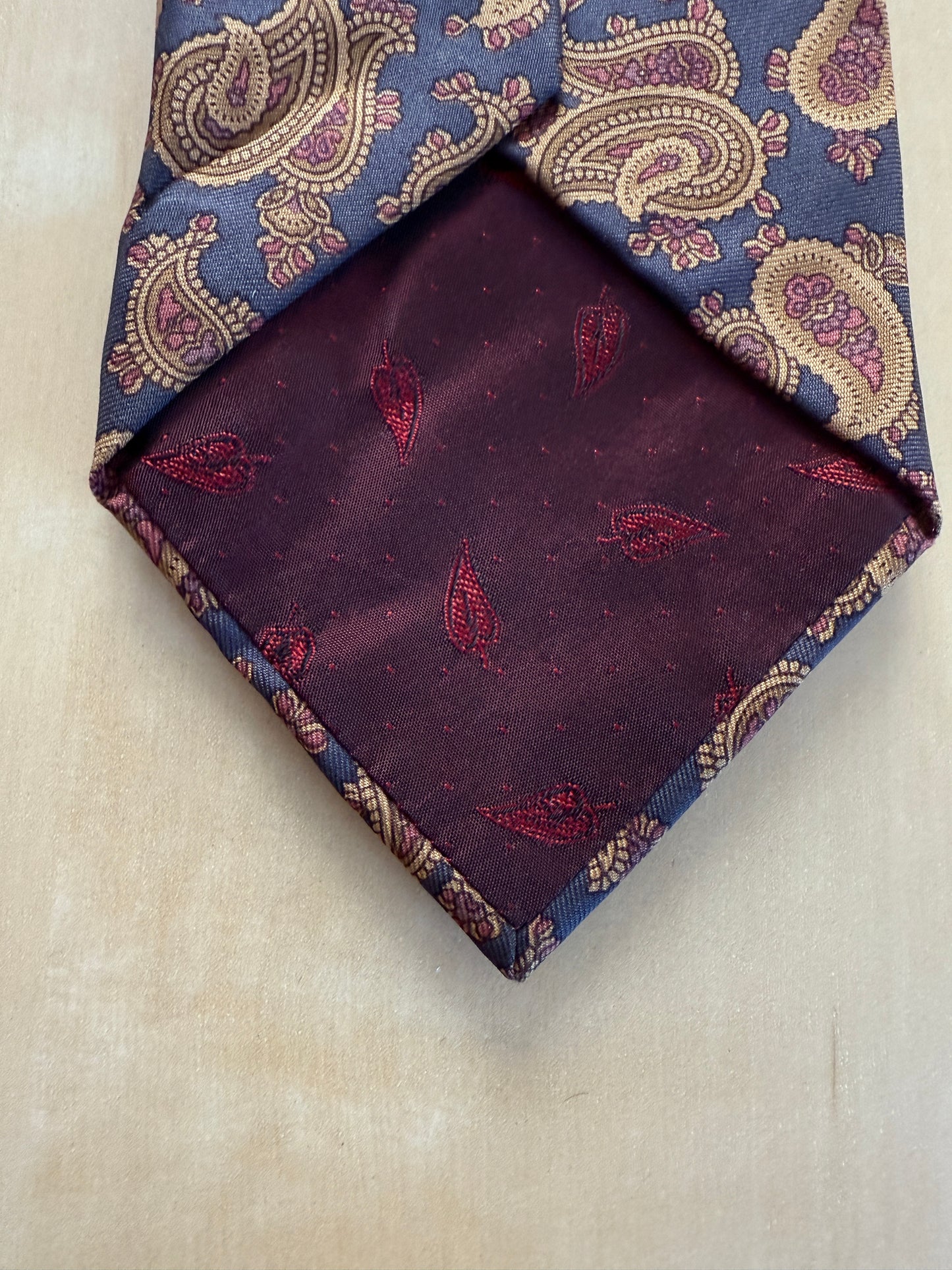 Cravatta paisley cachi fondo blu