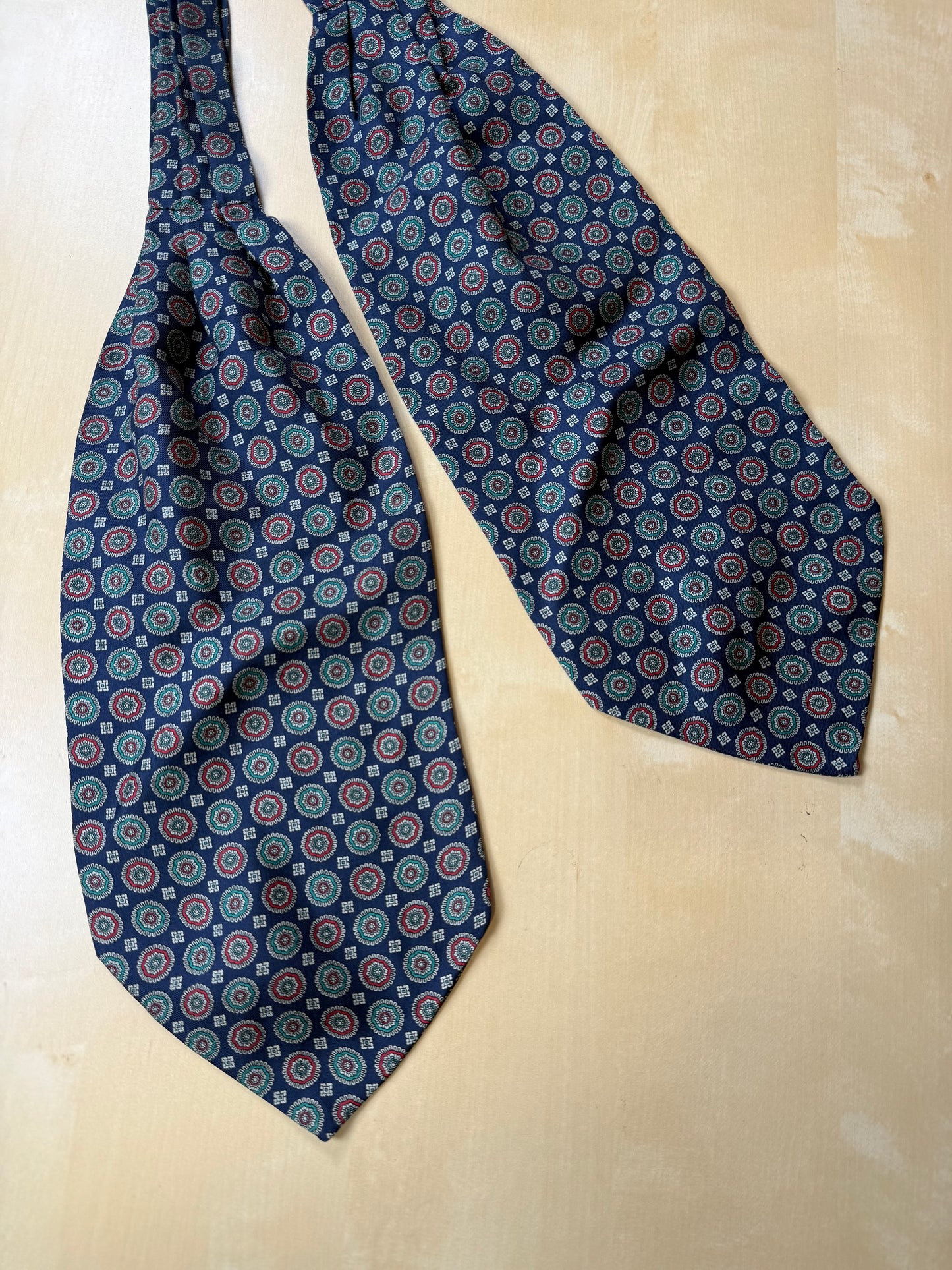 Ascot blu medaglioni