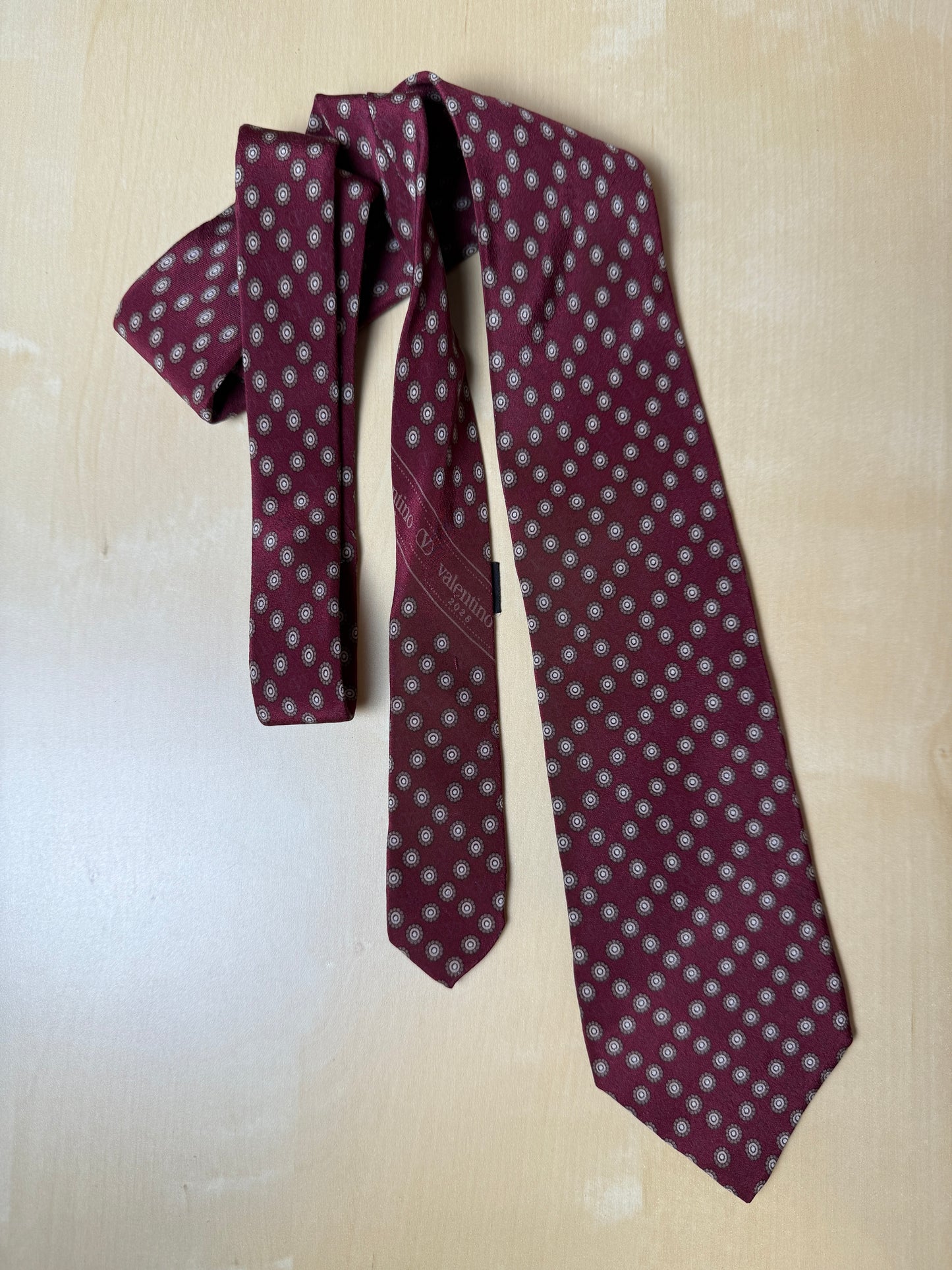 Cravatta Valentino bordeaux micro fantasia e loghi