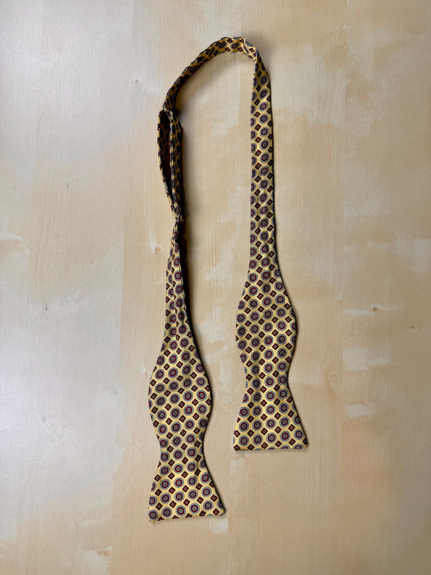 Papillon giallo micro fantasia rosso - collo >41