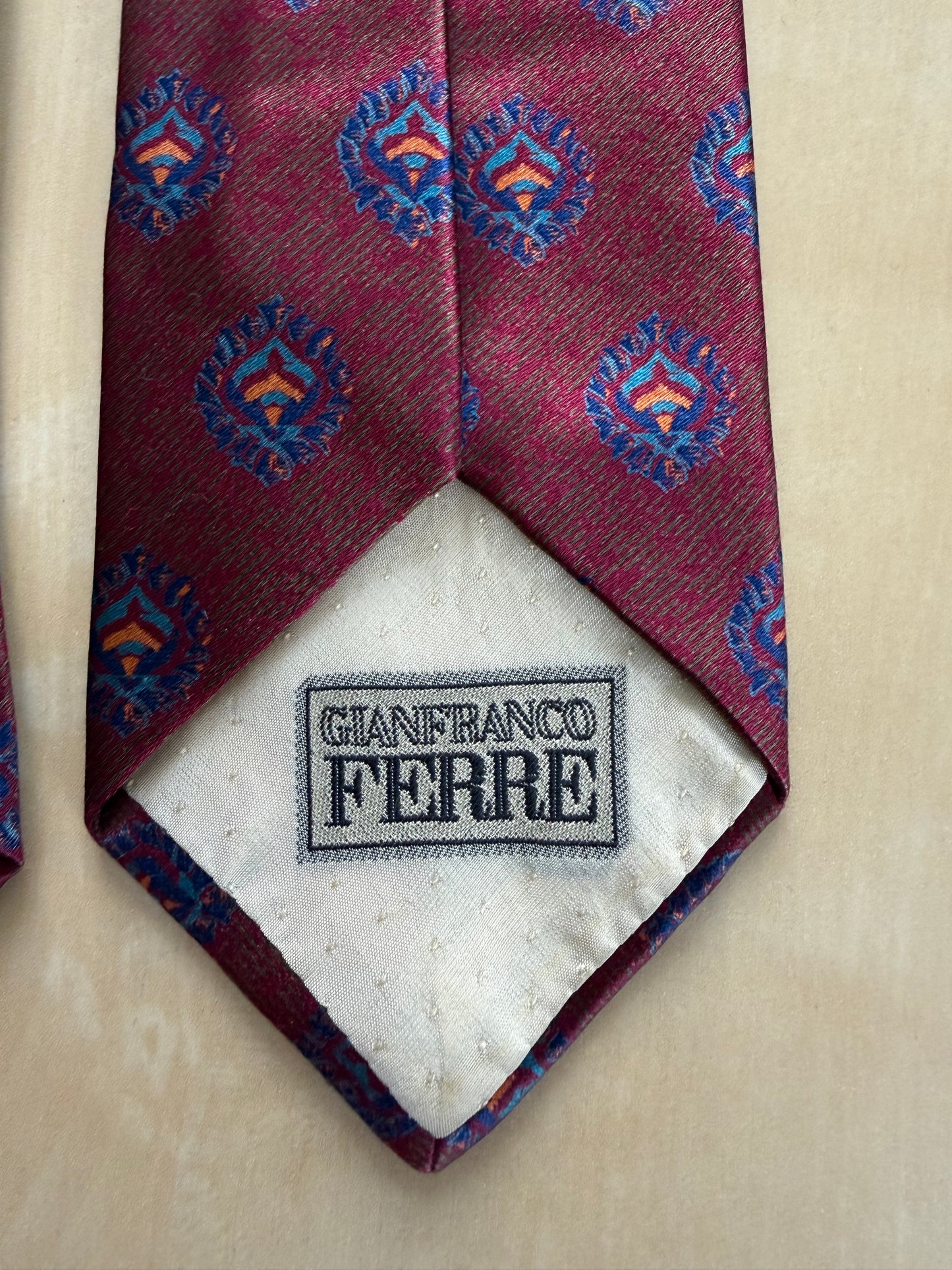 Cravatta Gianfranco Ferré rossa fantasia blu