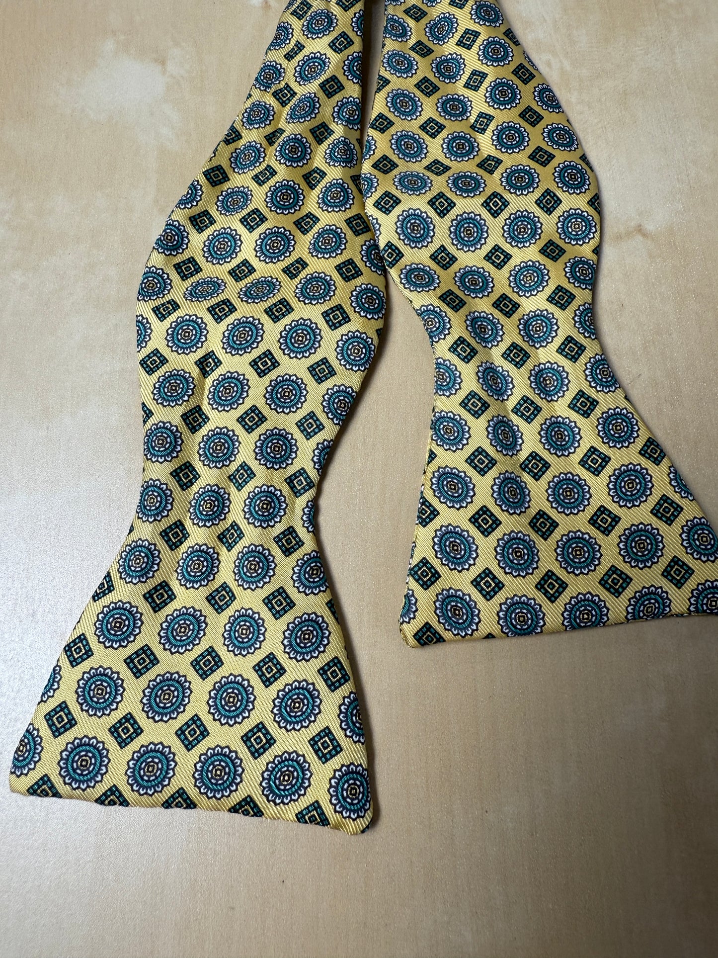 Papillon giallo micro fantasia verde e blu - collo >42