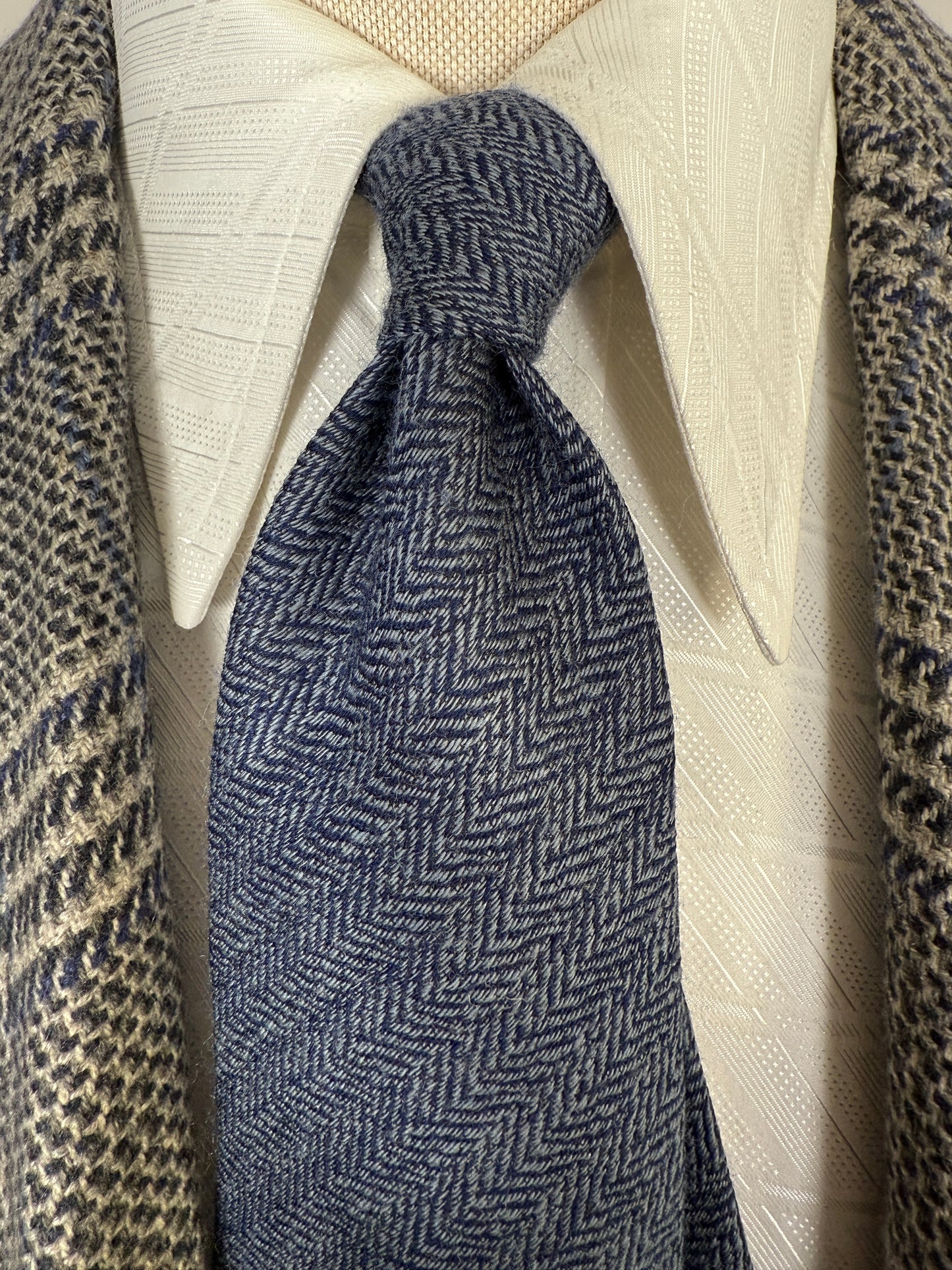 Cravatta in lana e seta blu herringbone