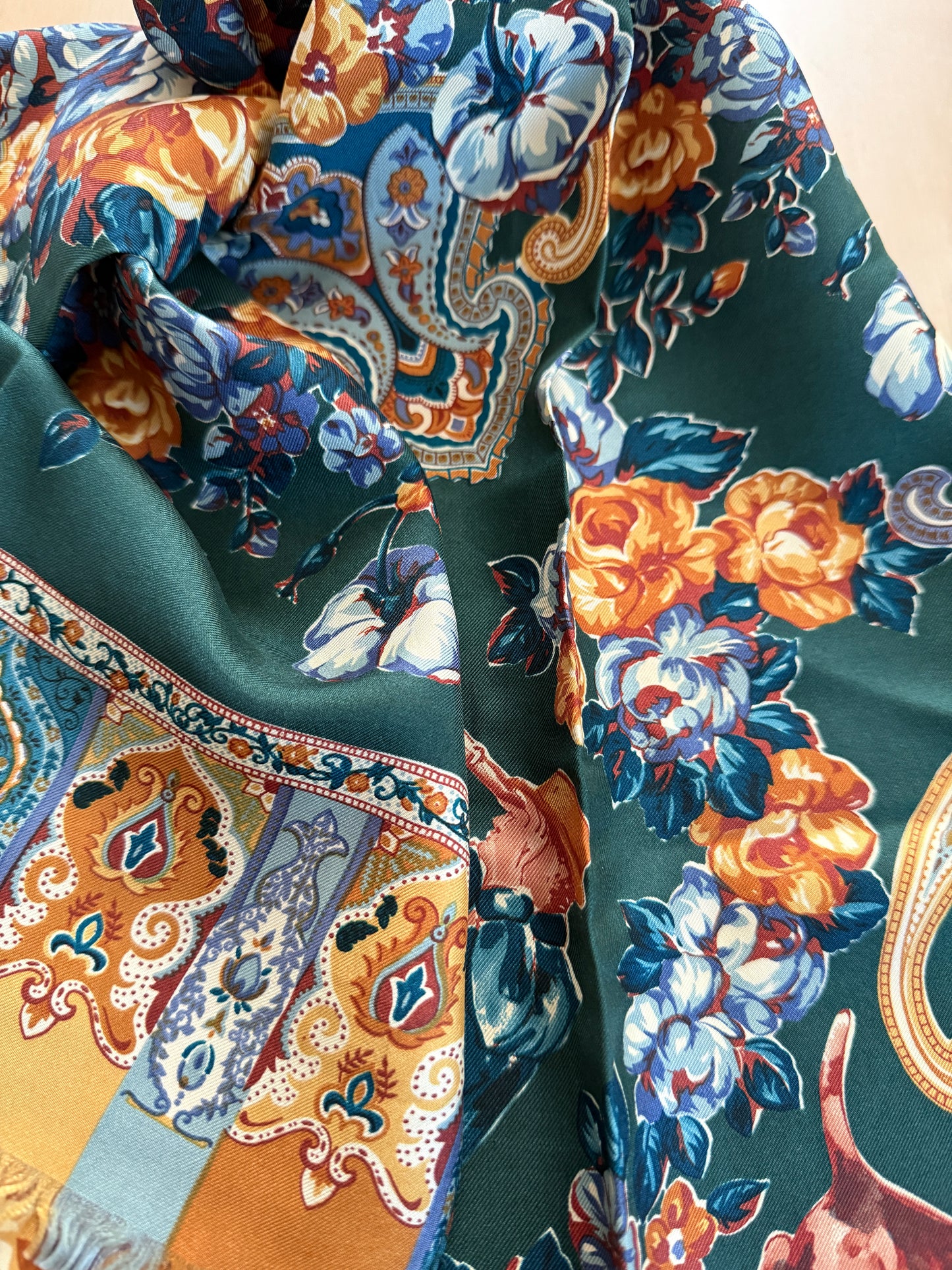 Sciarpa in seta Prochownick fantasia floreale e caccia