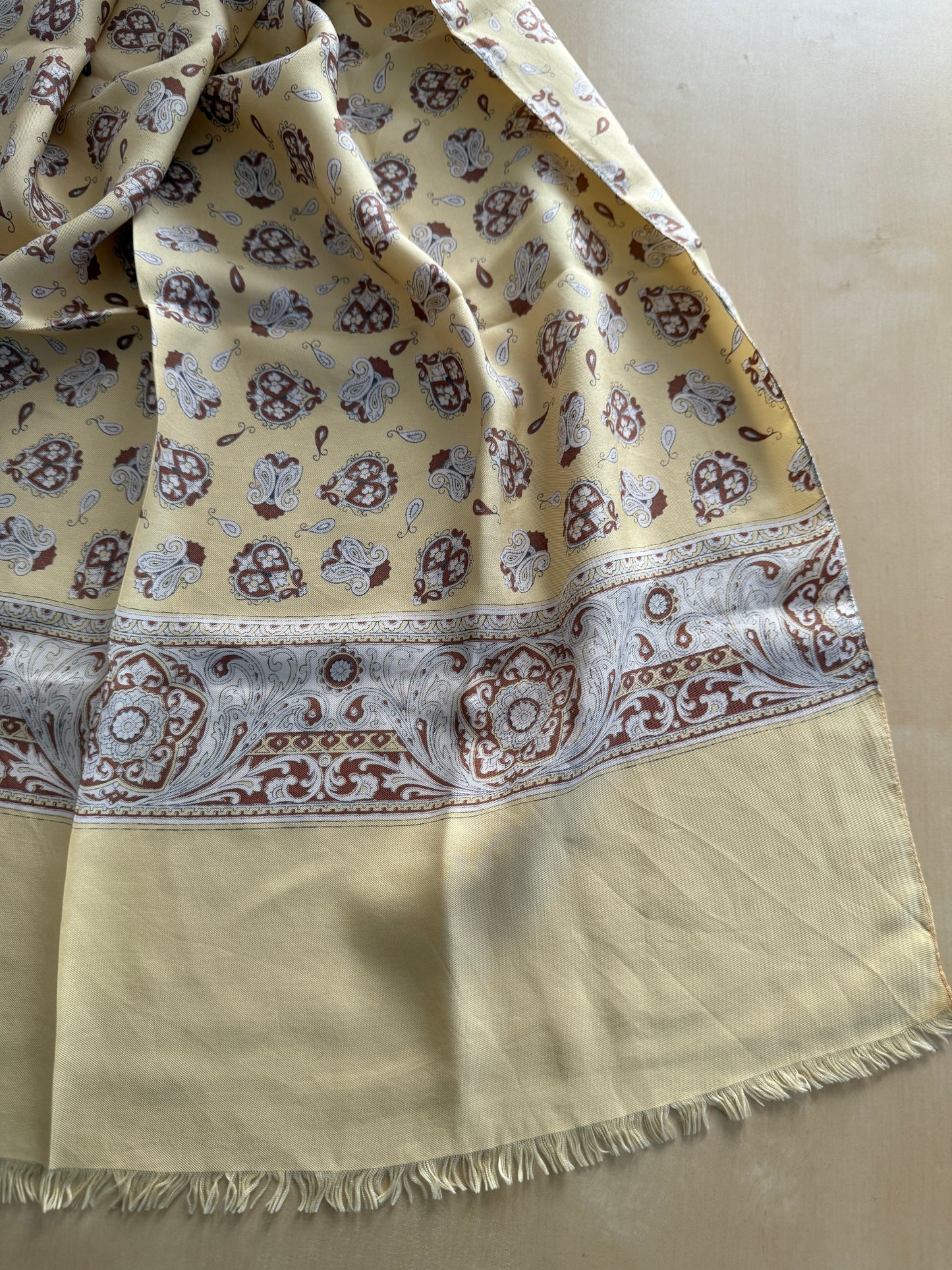 Sciarpa/foulard in seta giallo crema paisley