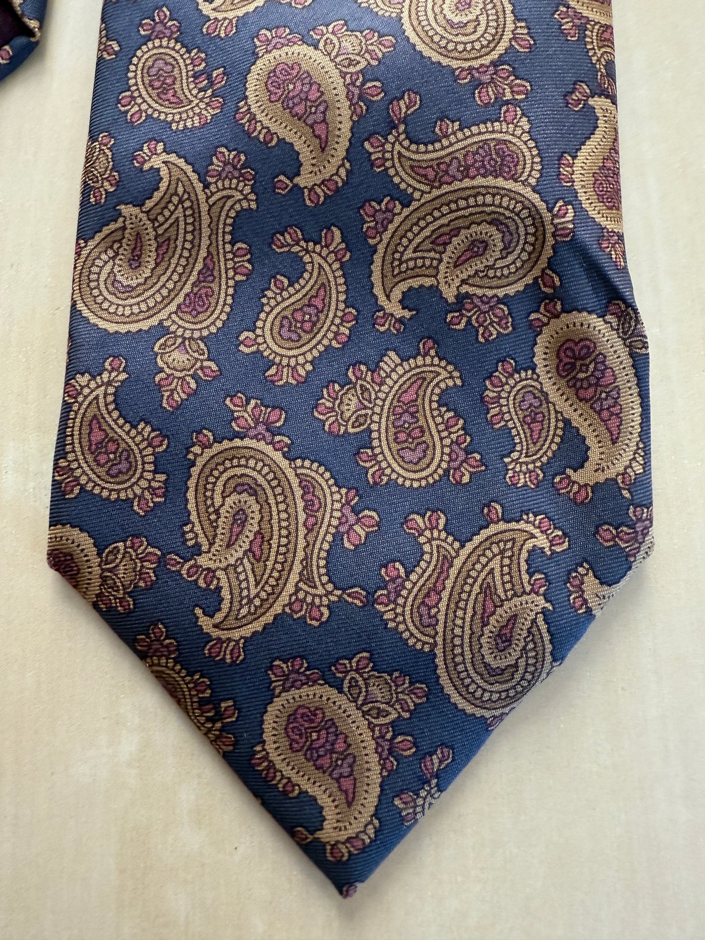 Cravatta paisley cachi fondo blu