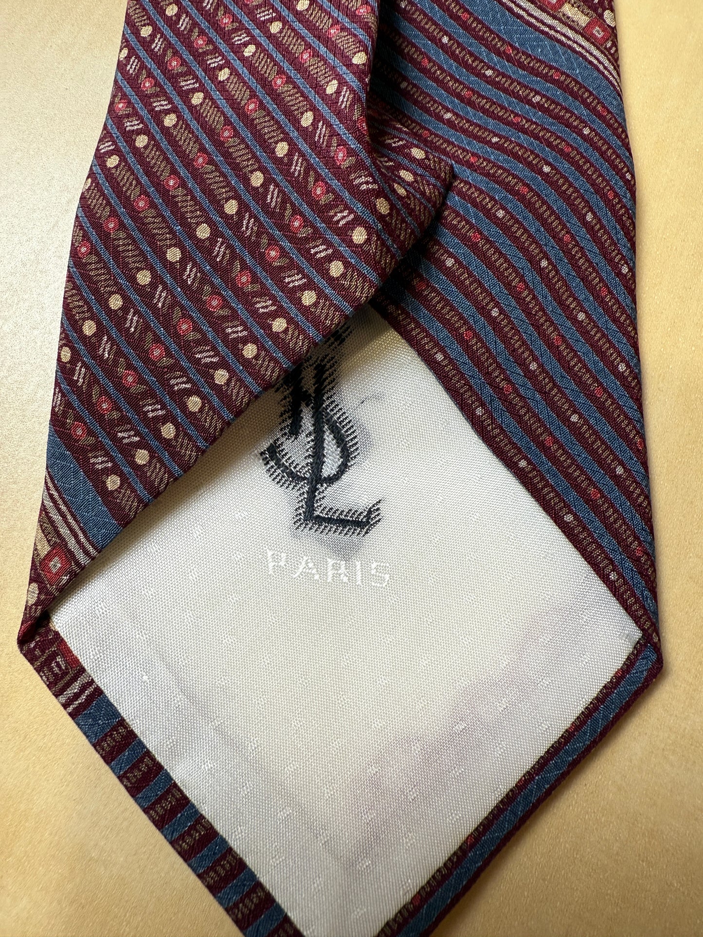 Cravatta Yves Saint Laurent fantasia geometrica vinaccia