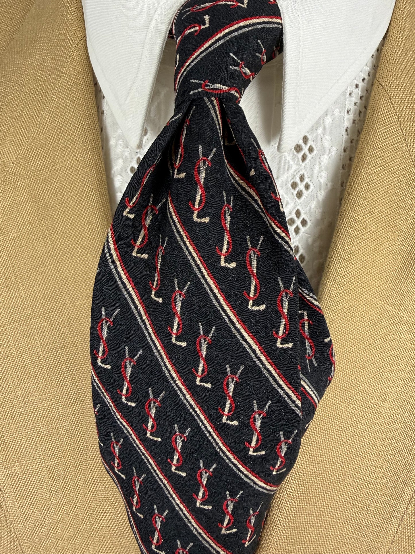 Cravatta Yves Saint Laurent anni ‘70 jacquard con loghi