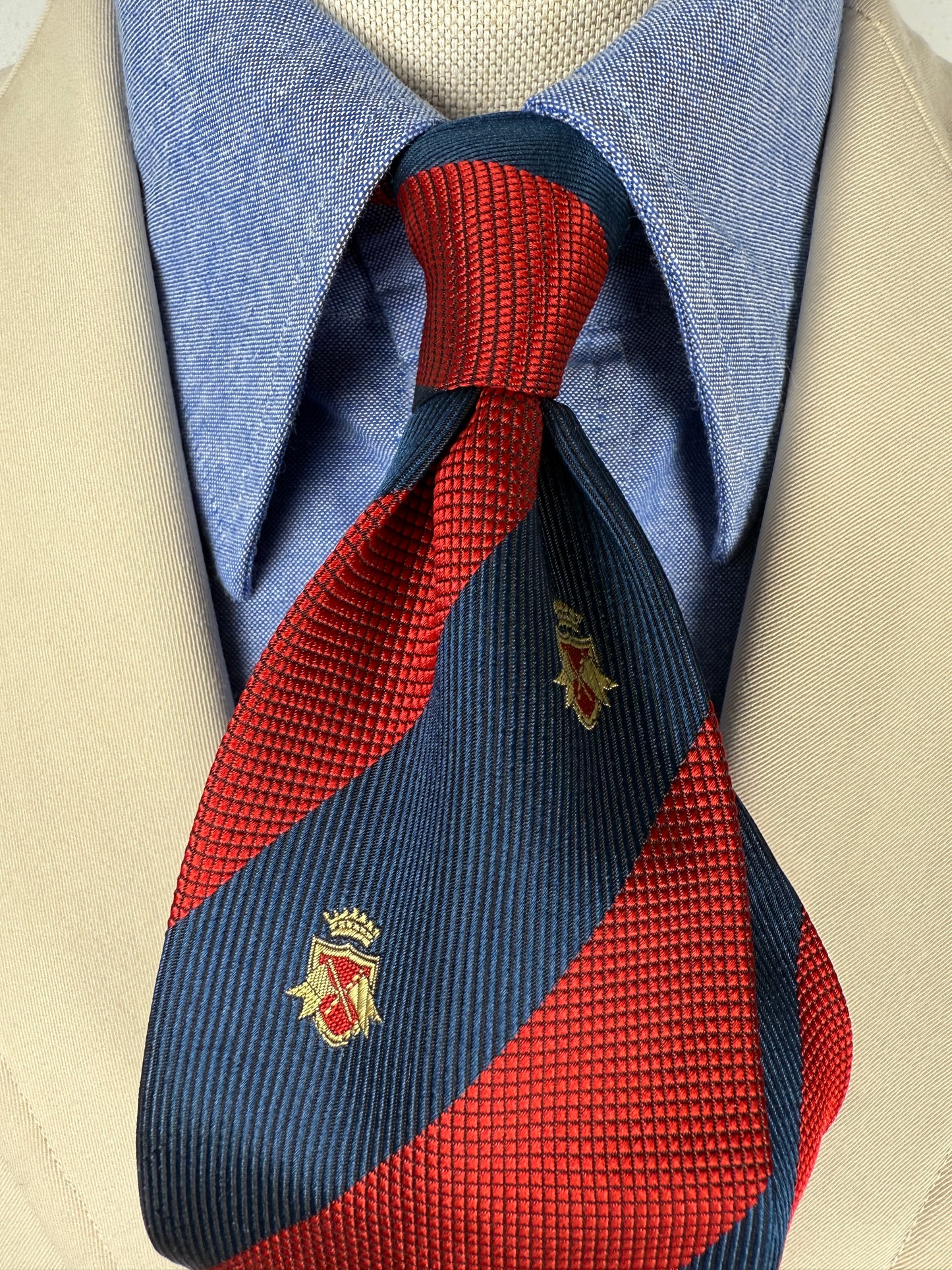 Cravatta Cacharel regimental con stemmi