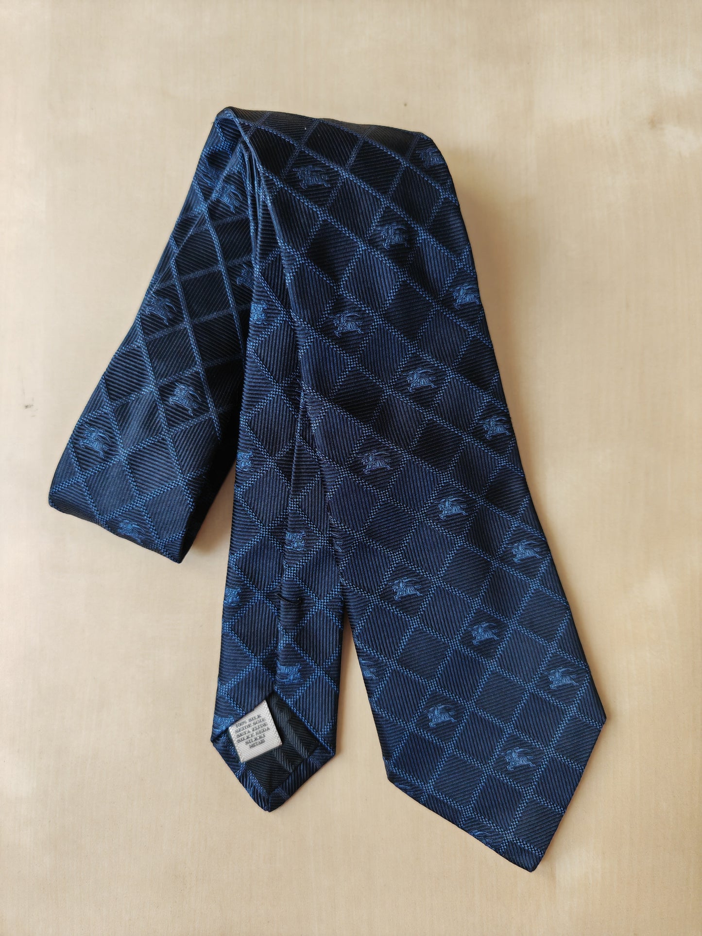 Cravatta Burberry jacquard con loghi