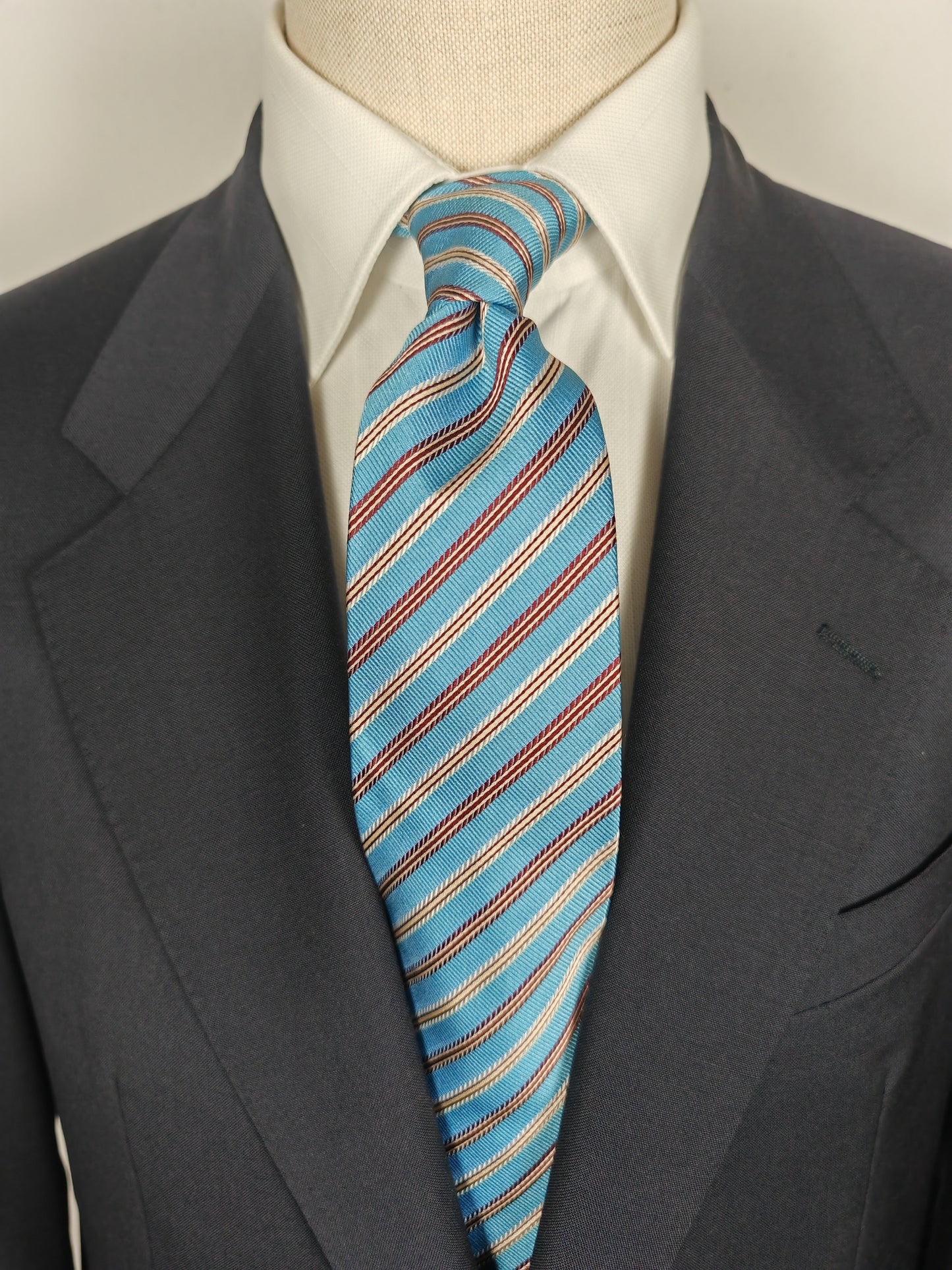 Cravatta celeste a righe