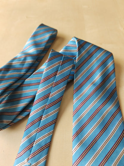 Cravatta celeste a righe