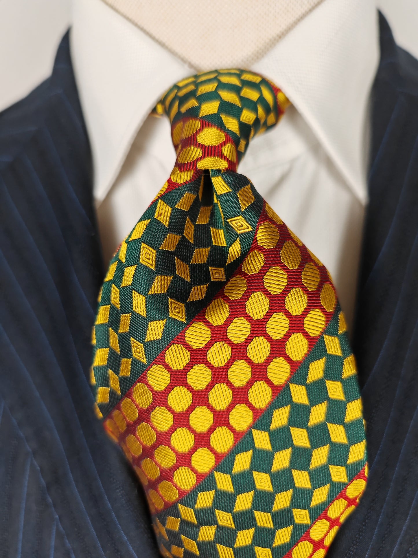 Cravatta geometrica rossa verde e oro