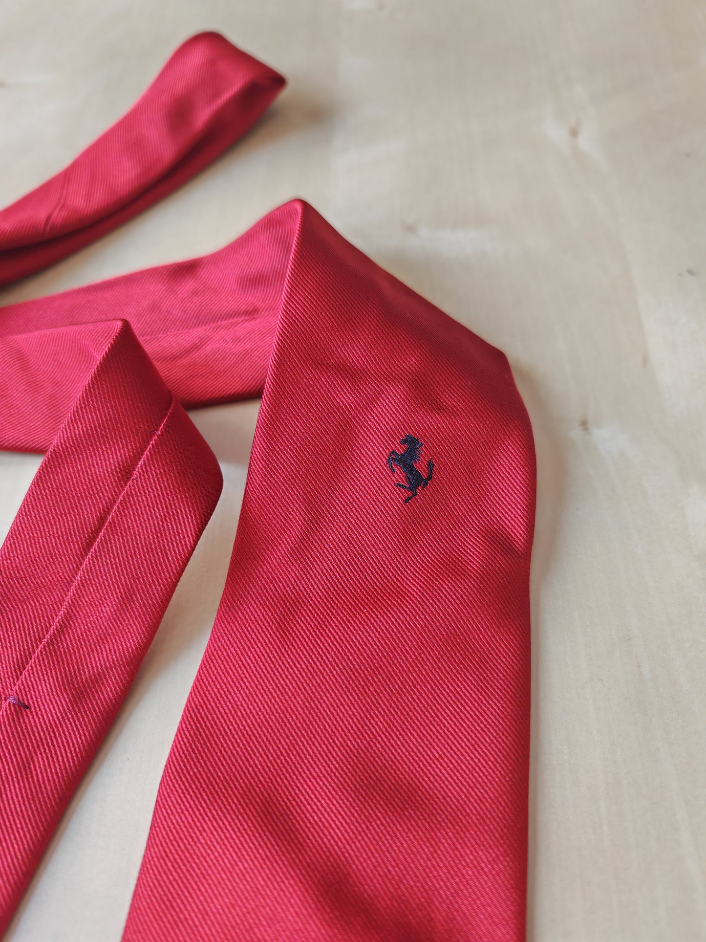 Cravatta Ferrari cavallino rampante e firma