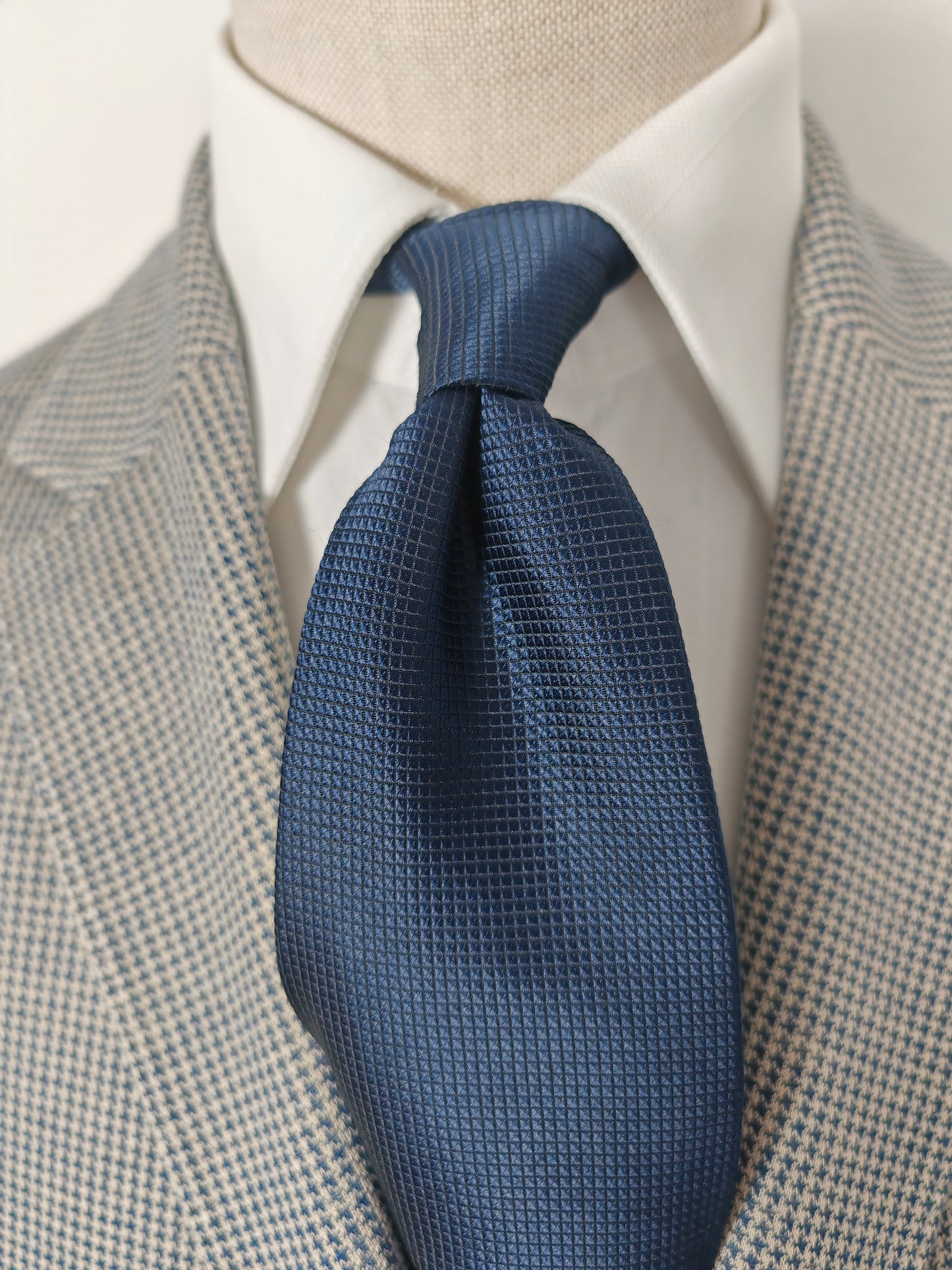 Cravatta blu tinta unita trama quadrettini