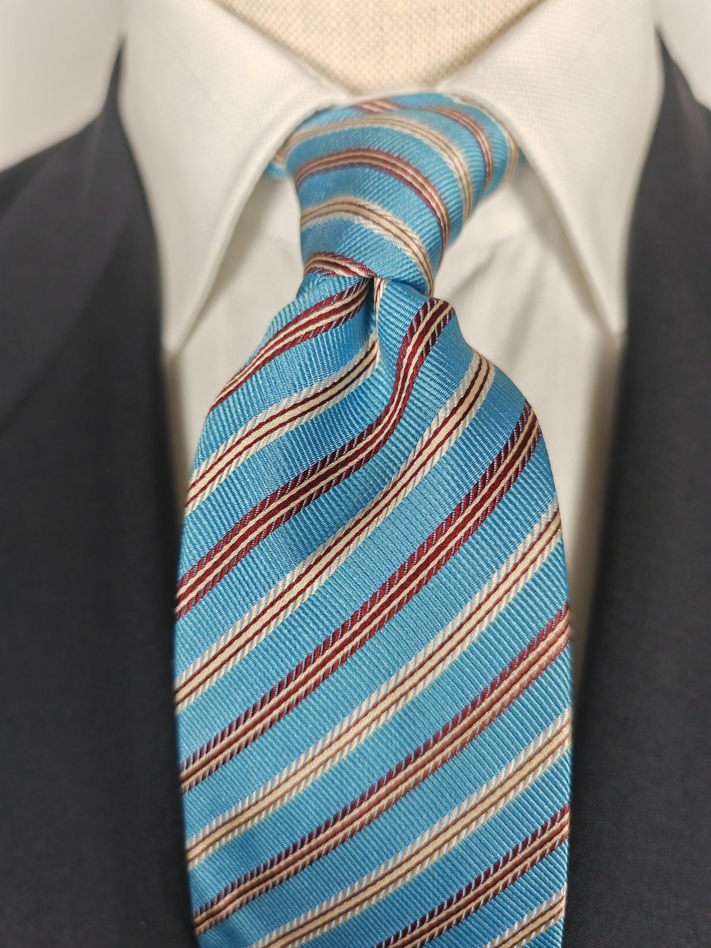 Cravatta celeste a righe