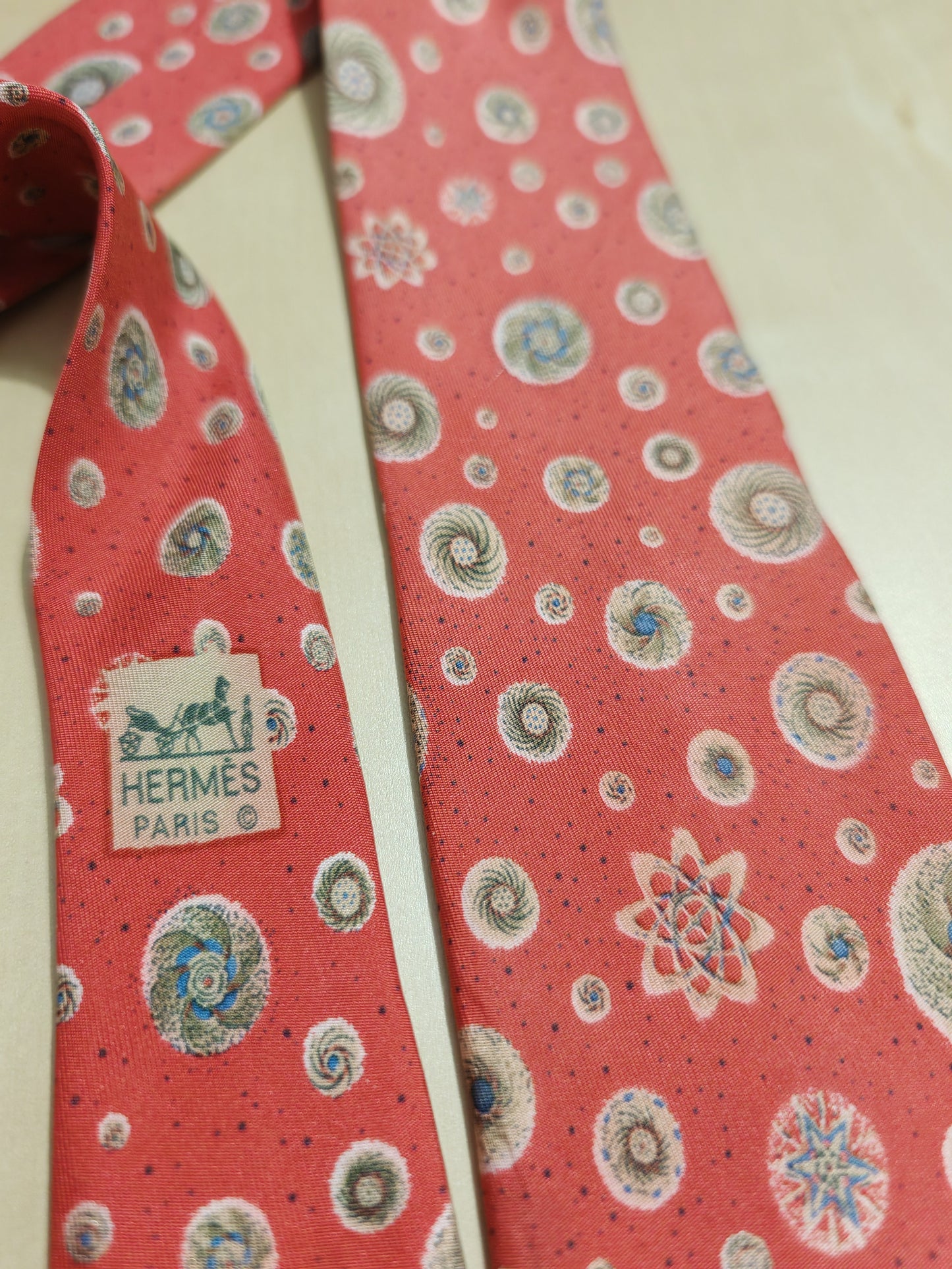 Cravatta Hermès 7050 TA rosso corallo con disegni astronomici