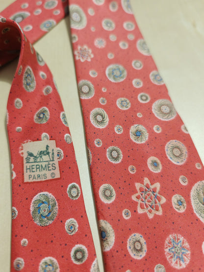 Cravatta Hermès 7050 TA rosso corallo con disegni astronomici