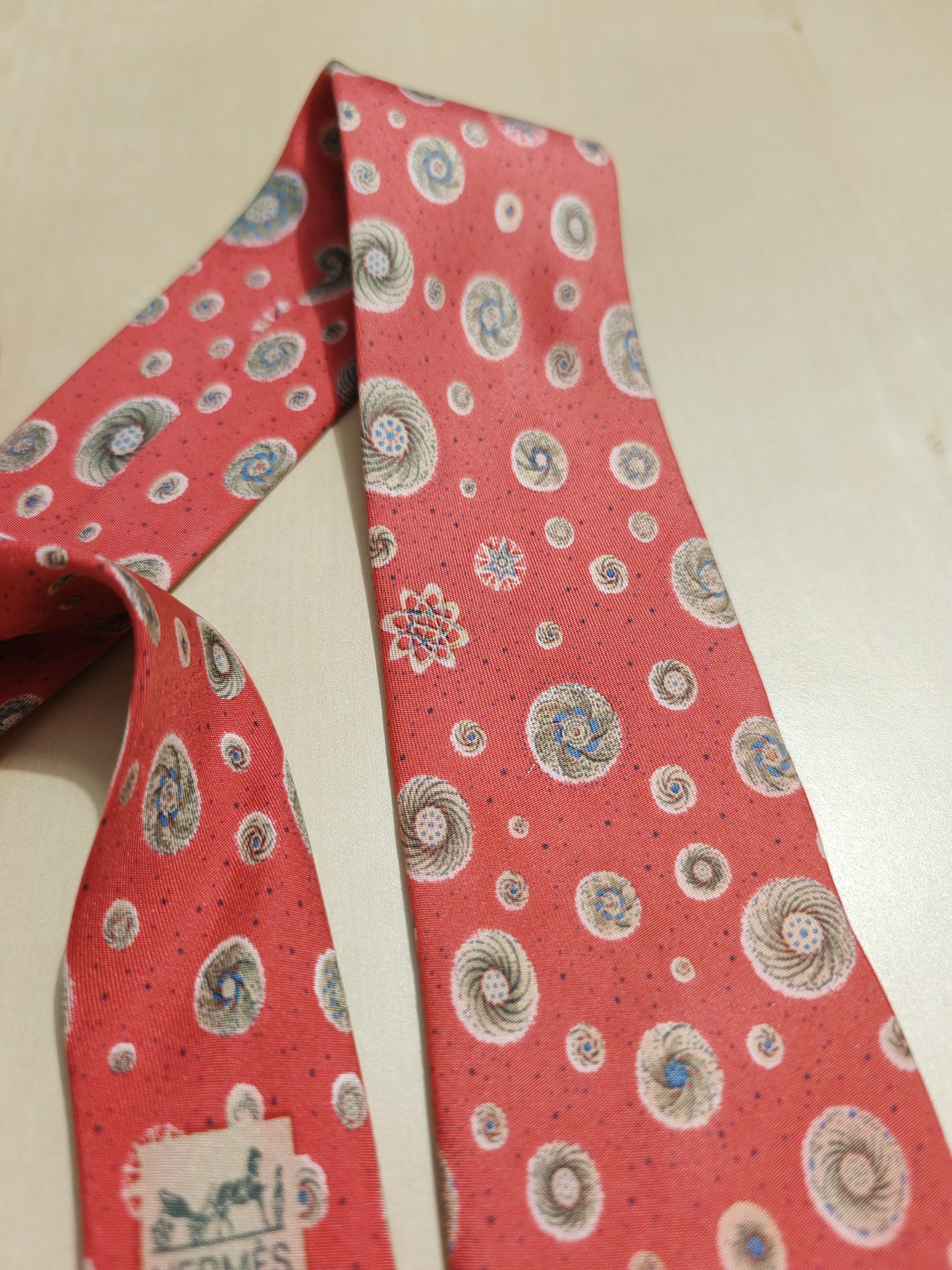 Cravatta Hermès 7050 TA rosso corallo con disegni astronomici