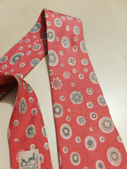 Cravatta Hermès 7050 TA rosso corallo con disegni astronomici