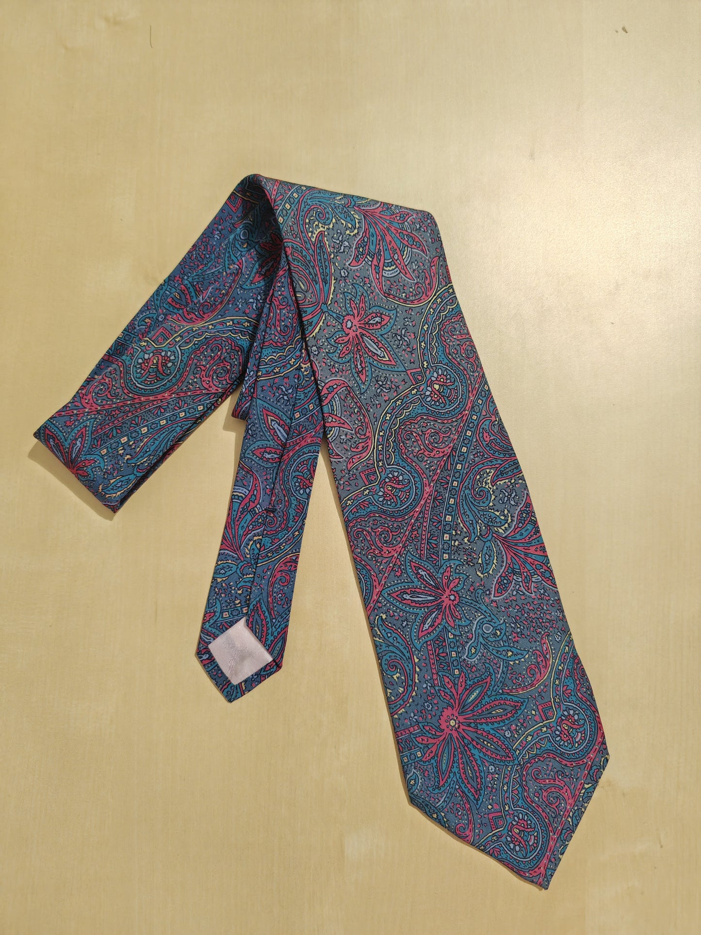 Cravatta Yves Saint Laurent paisley e floreale