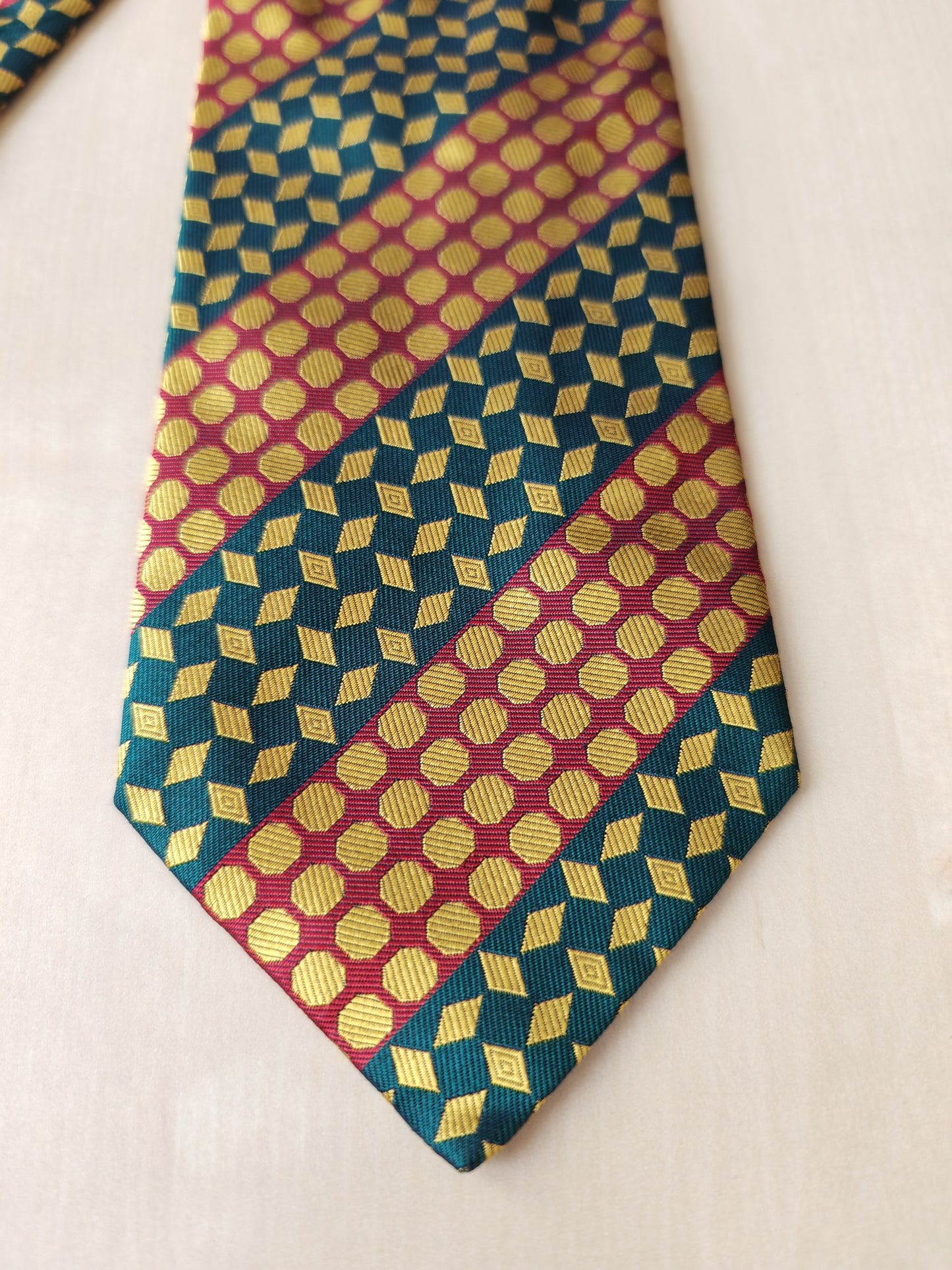 Cravatta geometrica rossa verde e oro