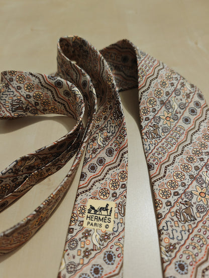Cravatta Hermès 7640 TA fantasia geometrica e animali