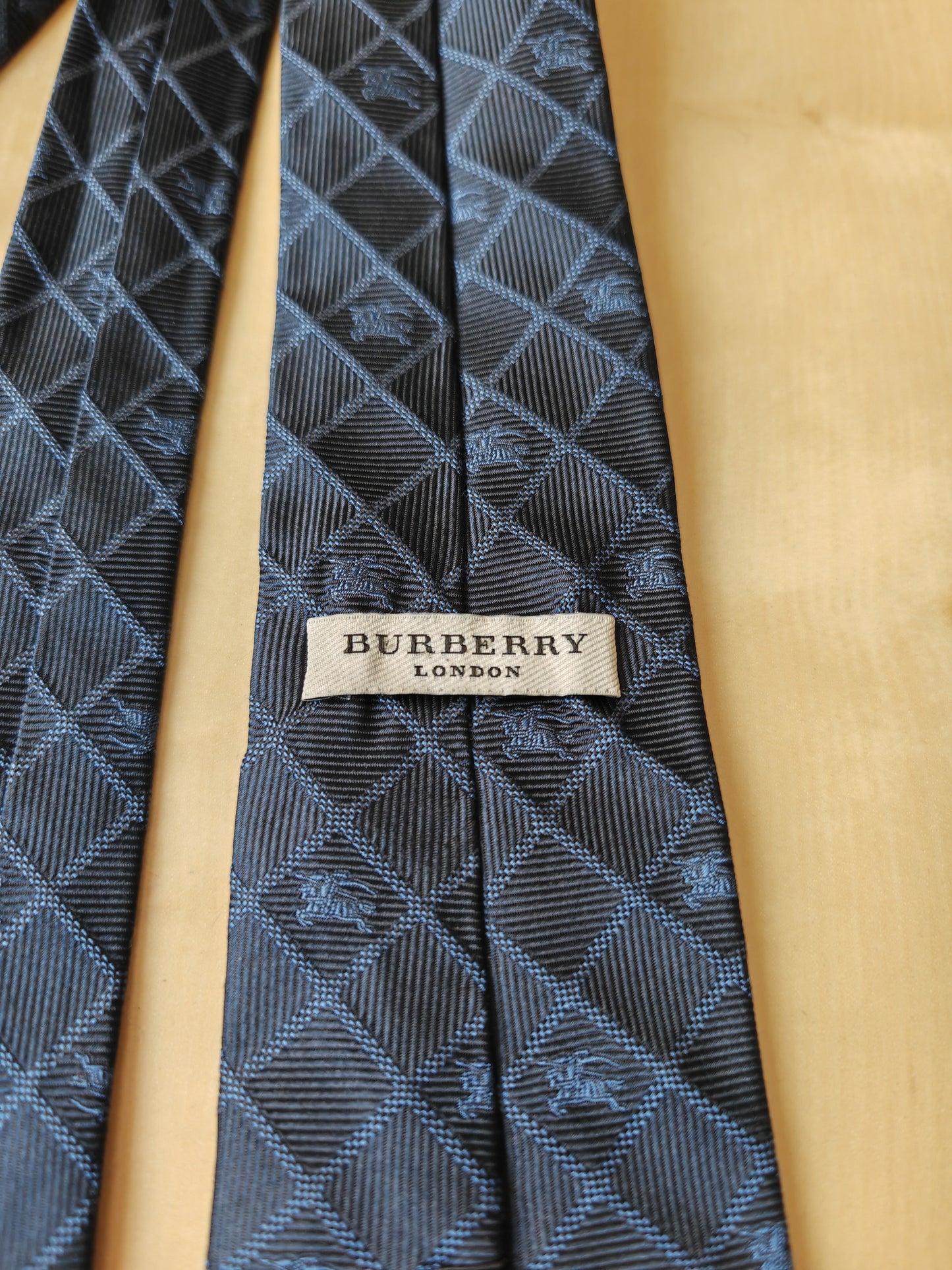 Cravatta Burberry jacquard con loghi