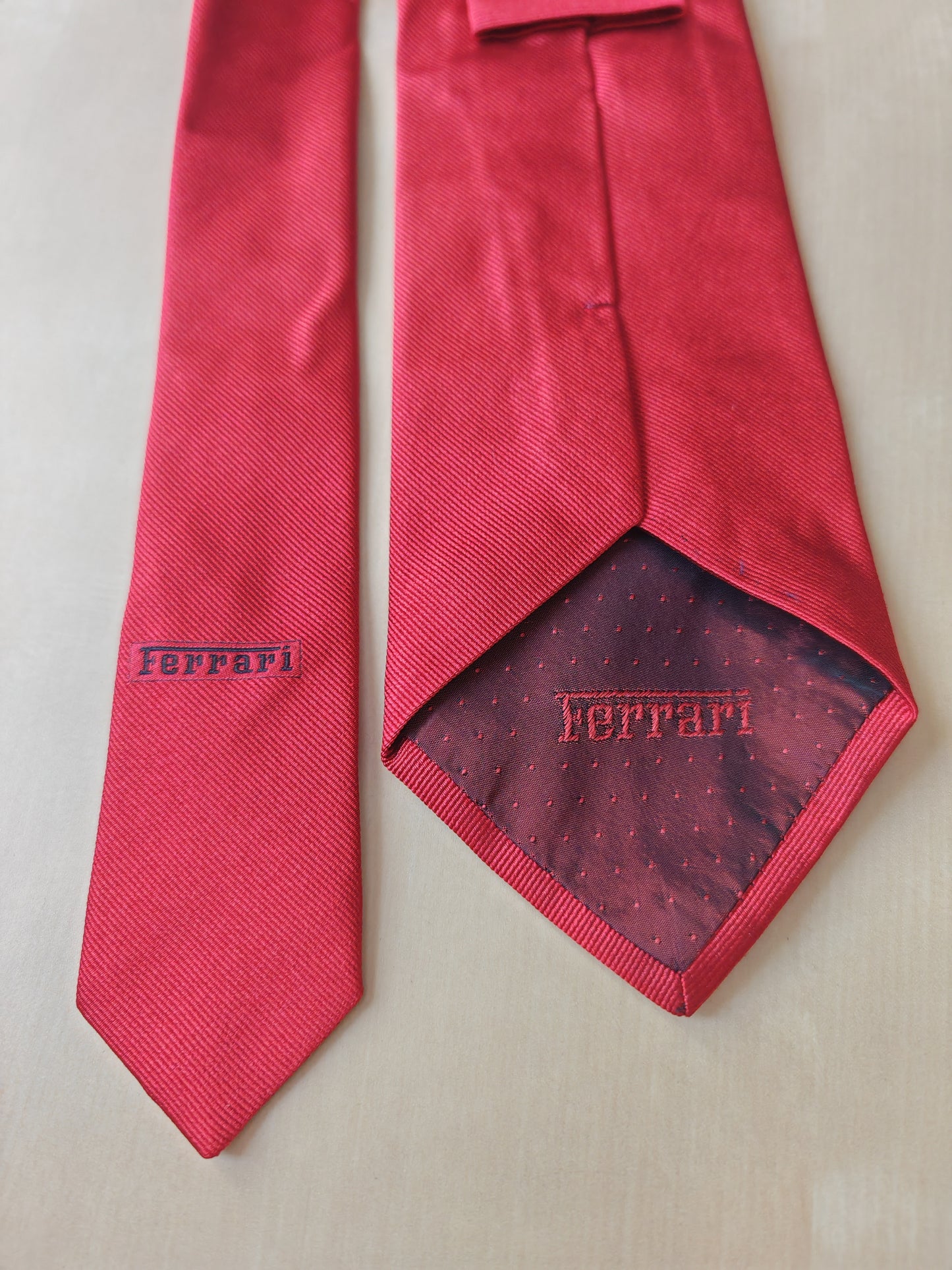 Cravatta Ferrari cavallino rampante e firma