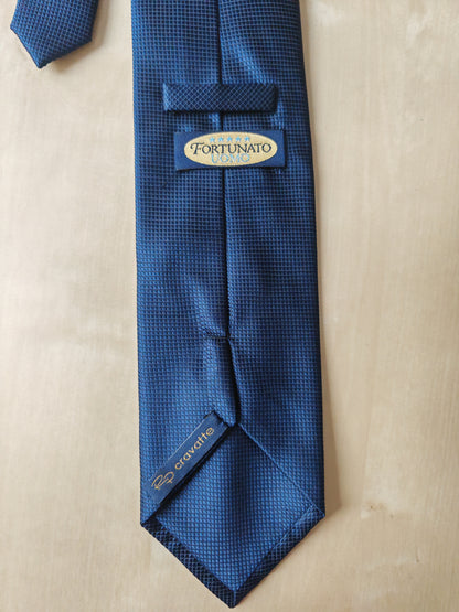 Cravatta blu tinta unita trama quadrettini