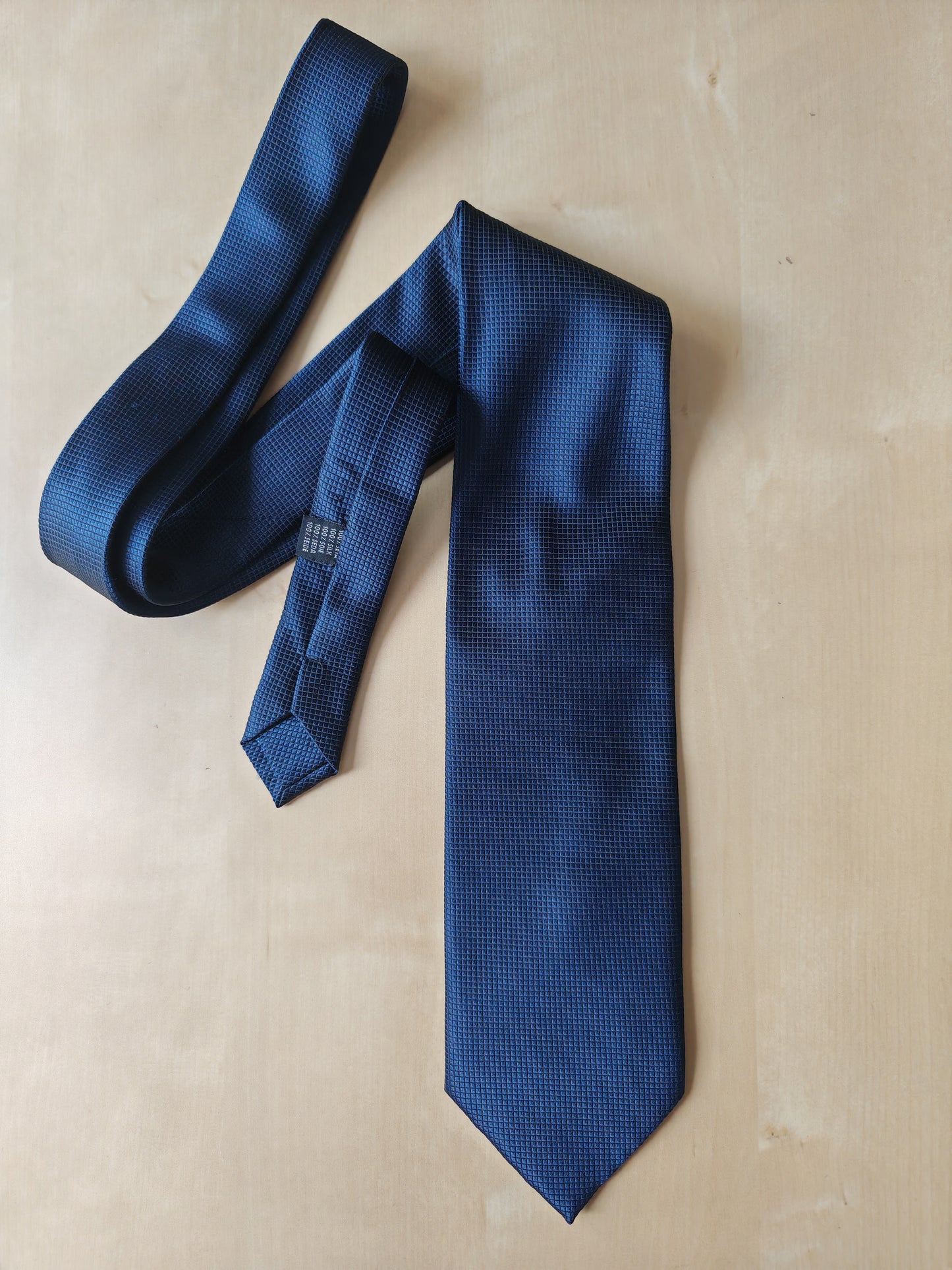 Cravatta blu tinta unita trama quadrettini