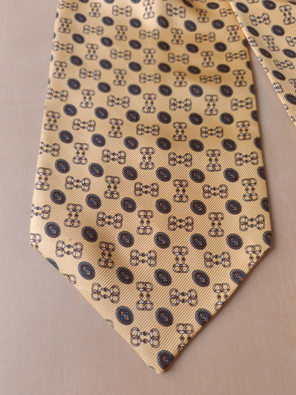 Ascot in seta giallo fantasia medaglioni e morsetti