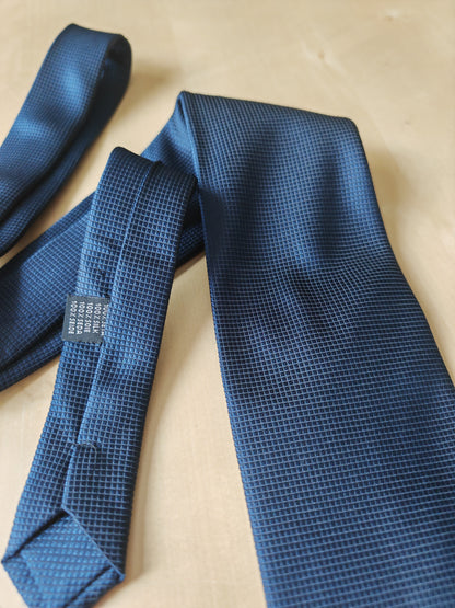 Cravatta blu tinta unita trama quadrettini