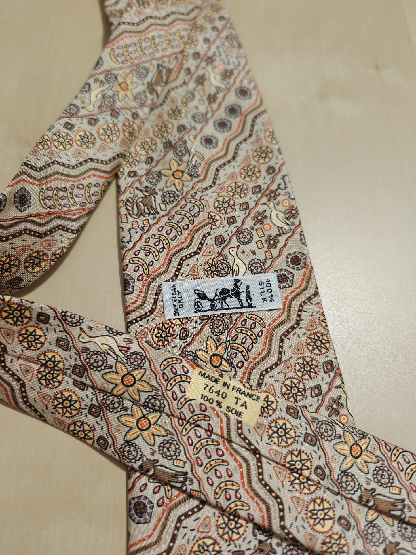 Cravatta Hermès 7640 TA fantasia geometrica e animali