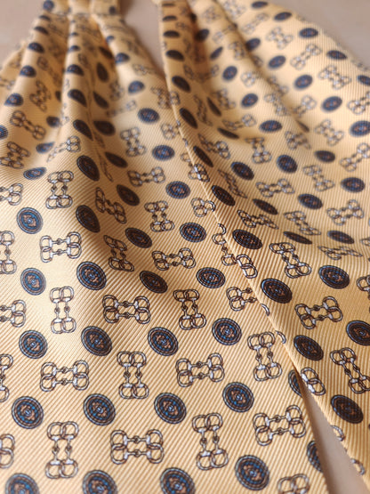 Ascot in seta giallo fantasia medaglioni e morsetti