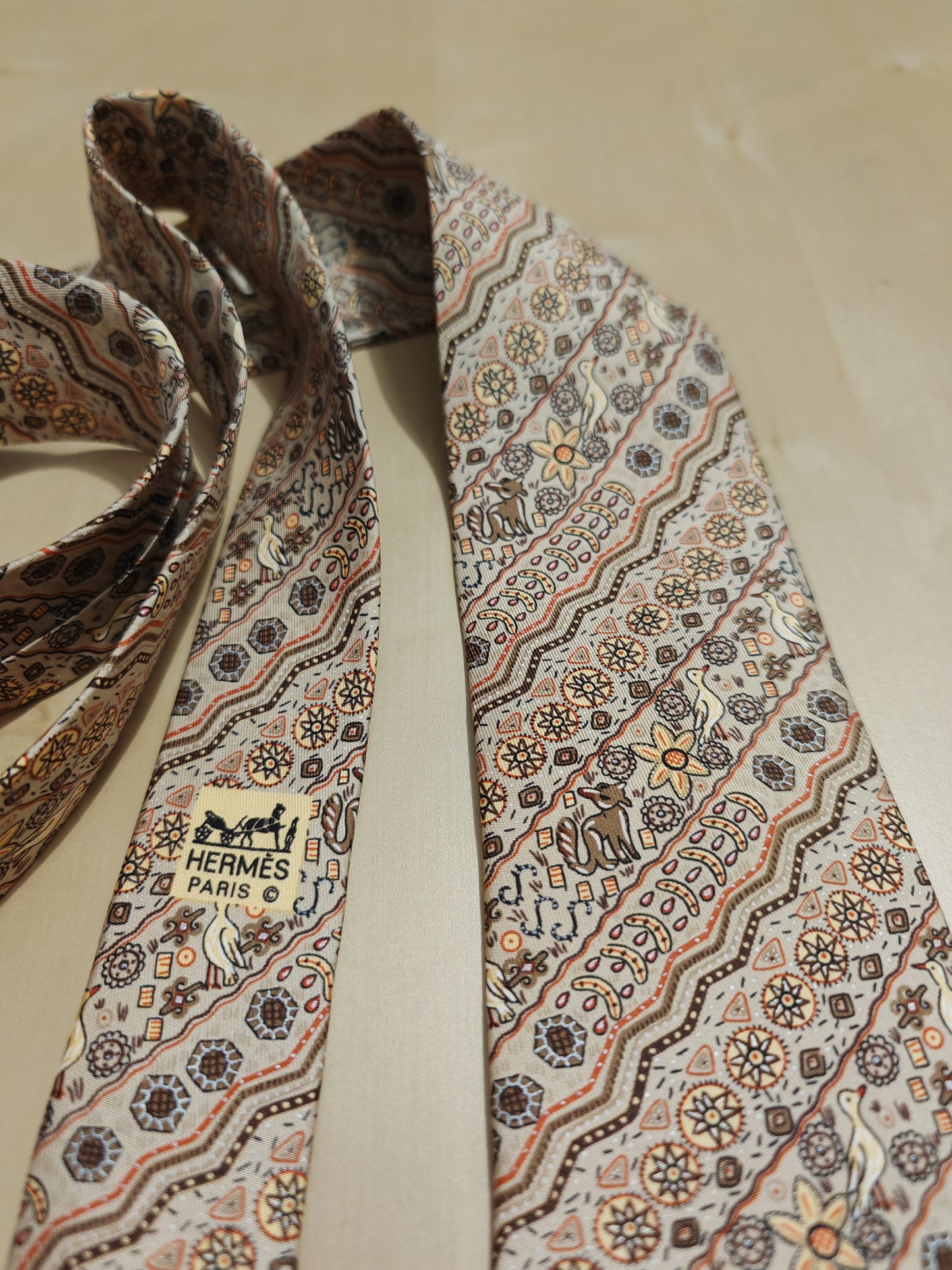 Cravatta Hermès 7640 TA fantasia geometrica e animali