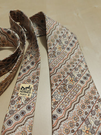 Cravatta Hermès 7640 TA fantasia geometrica e animali