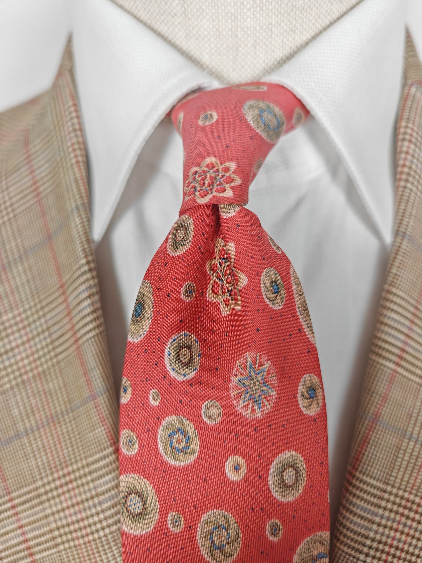 Cravatta Hermès 7050 TA rosso corallo con disegni astronomici