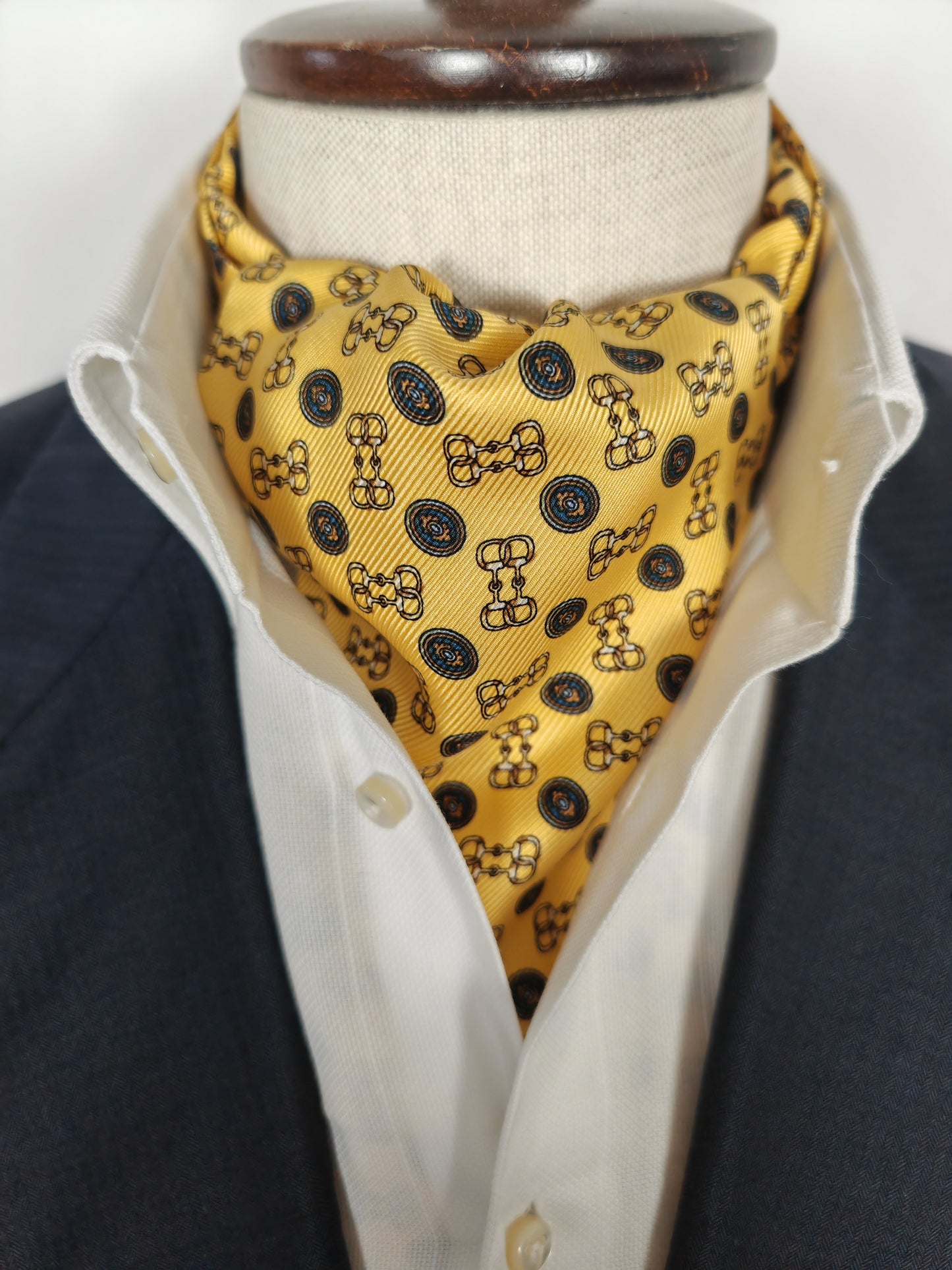 Ascot in seta giallo fantasia medaglioni e morsetti