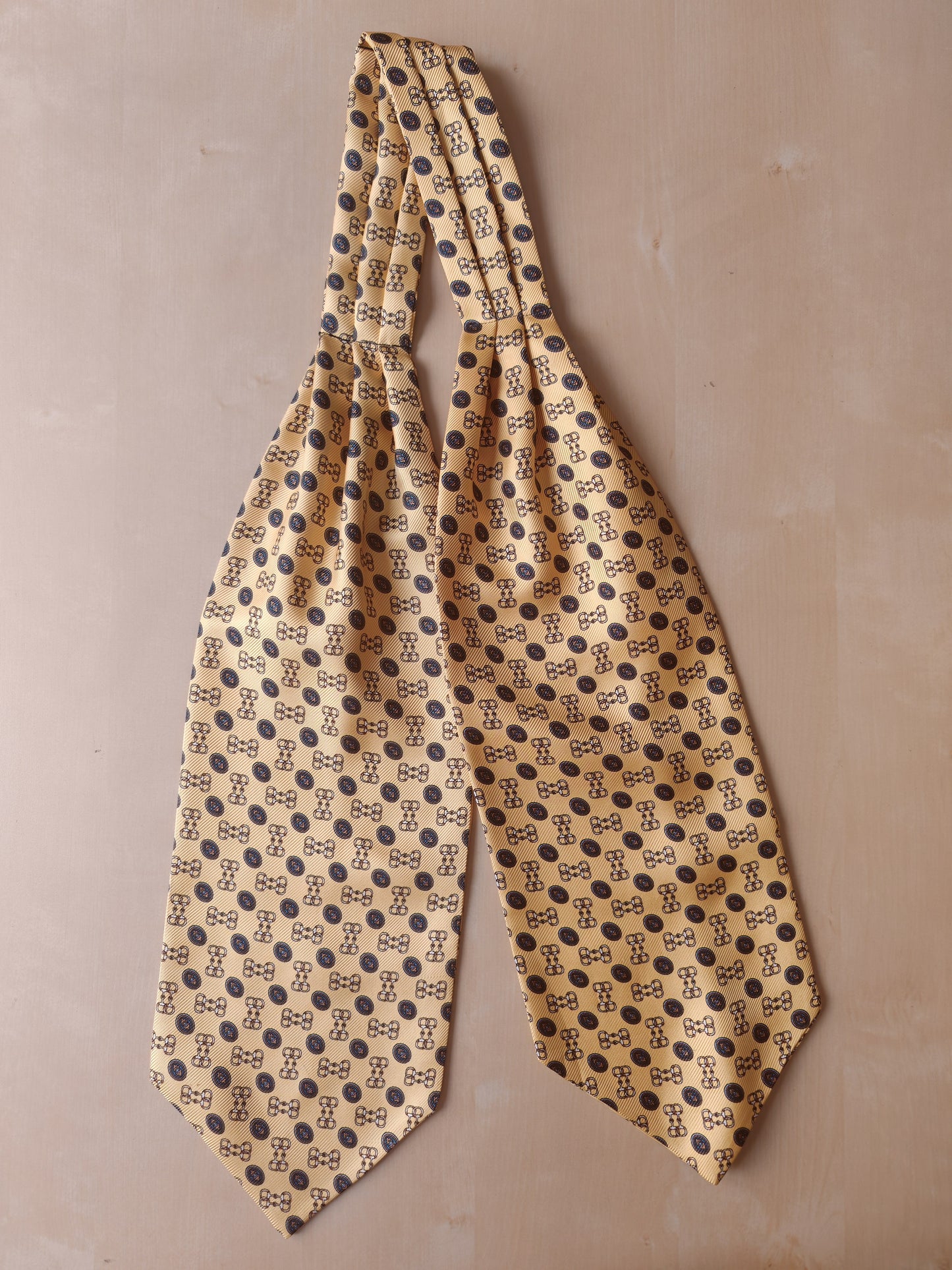 Ascot in seta giallo fantasia medaglioni e morsetti