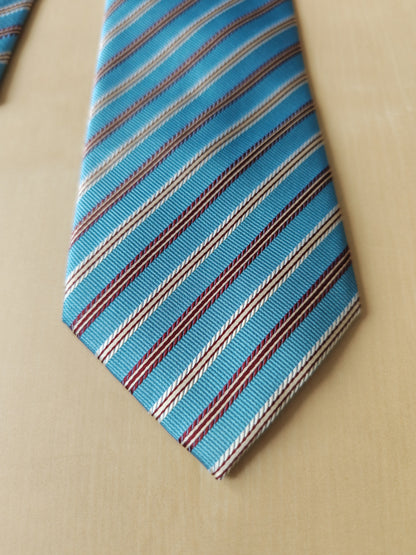 Cravatta celeste a righe