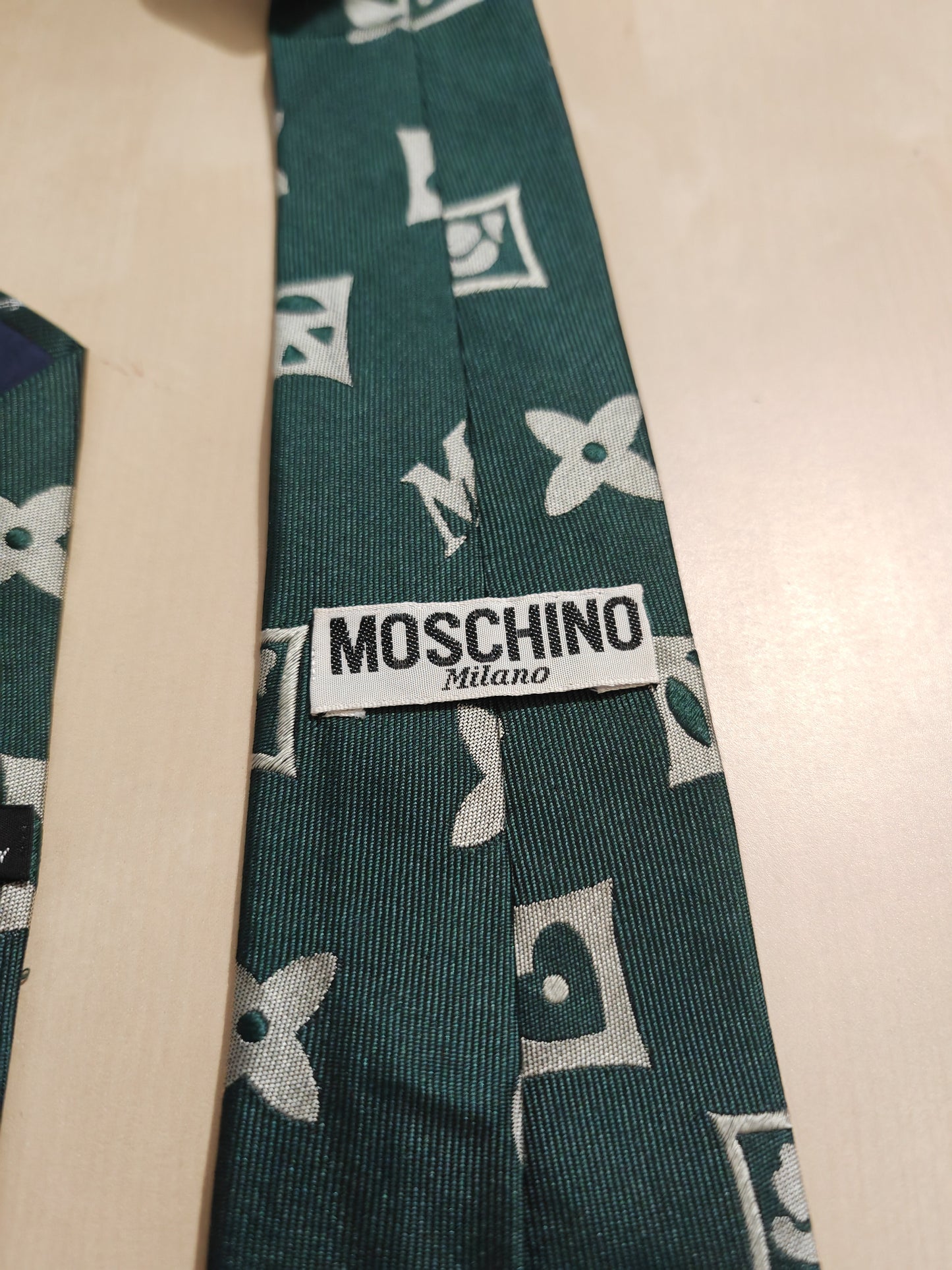 Cravatta Moschino vintage verde con loghi